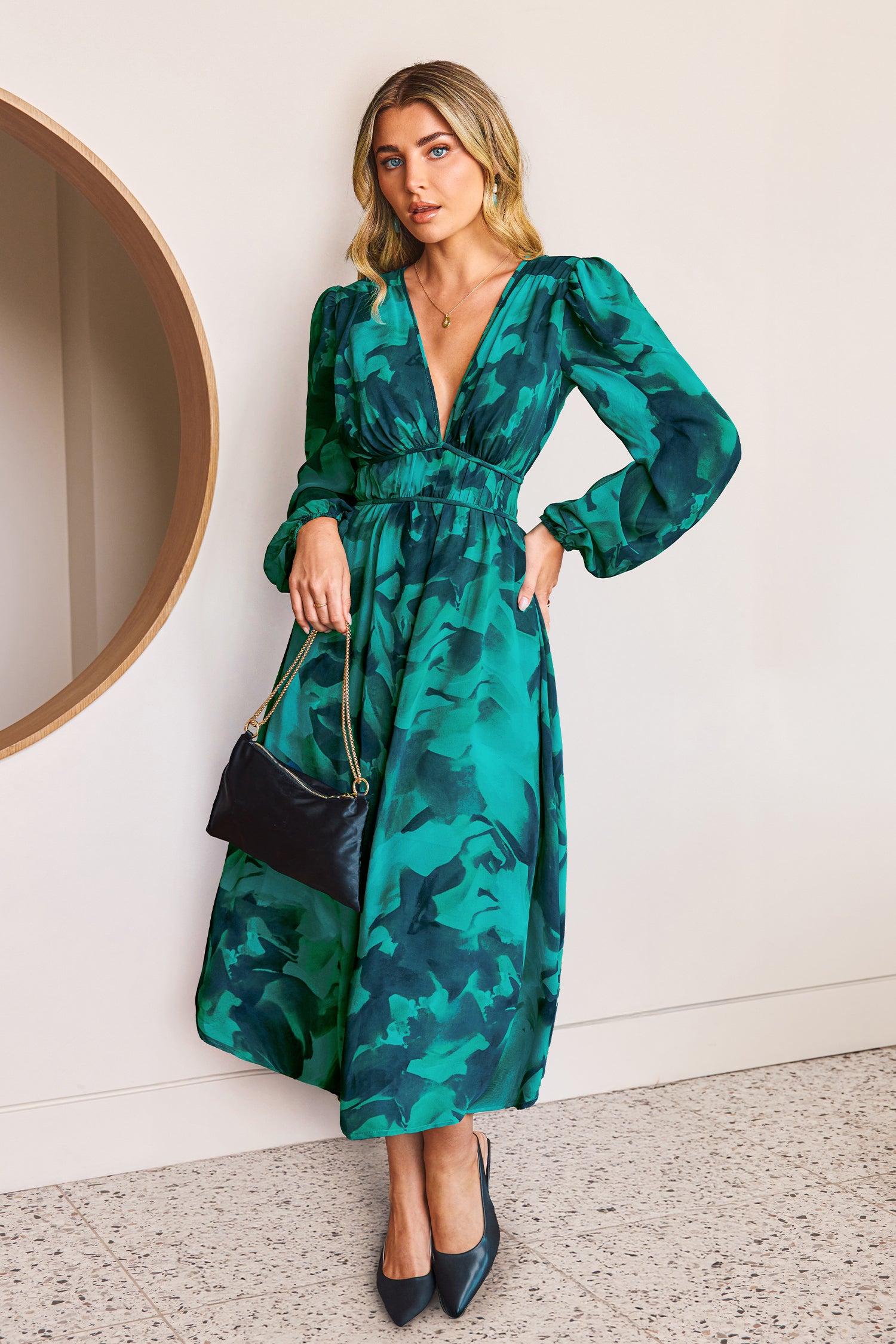 Abstraktes Tiefer Ausschnitt Langärmeliges Midikleid