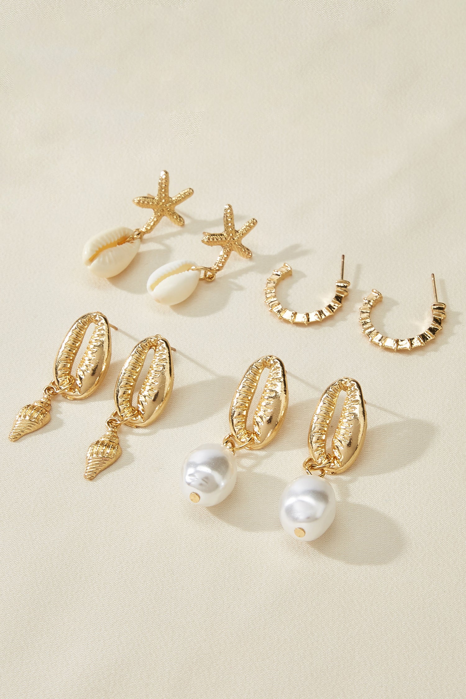 Goldfarbenes Ohrring-Set mit Kunstperlen und Strandmotiven