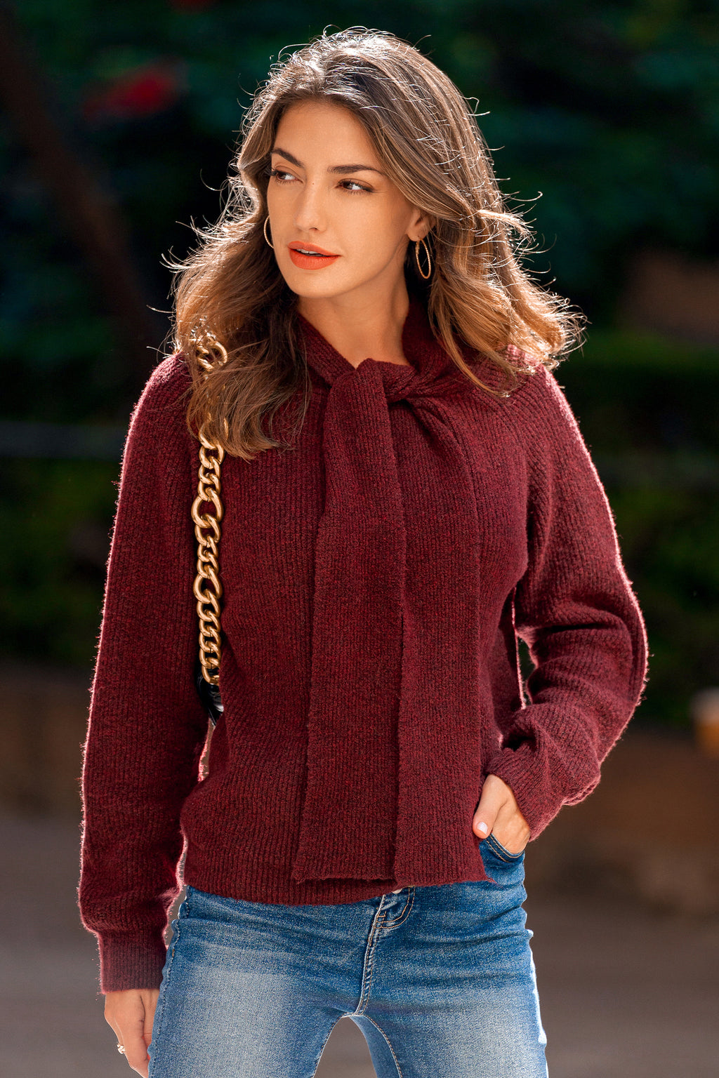 Roter V-Ausschnitt Pullover mit Halsbindung