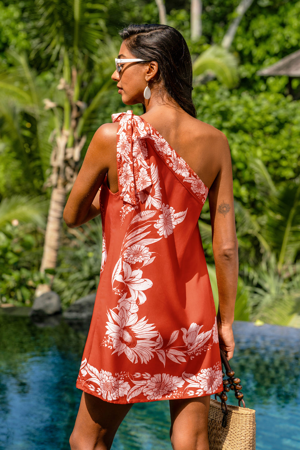 Rot geblümtes Mini-Strandkleid mit asymmetrischem Ausschnitt