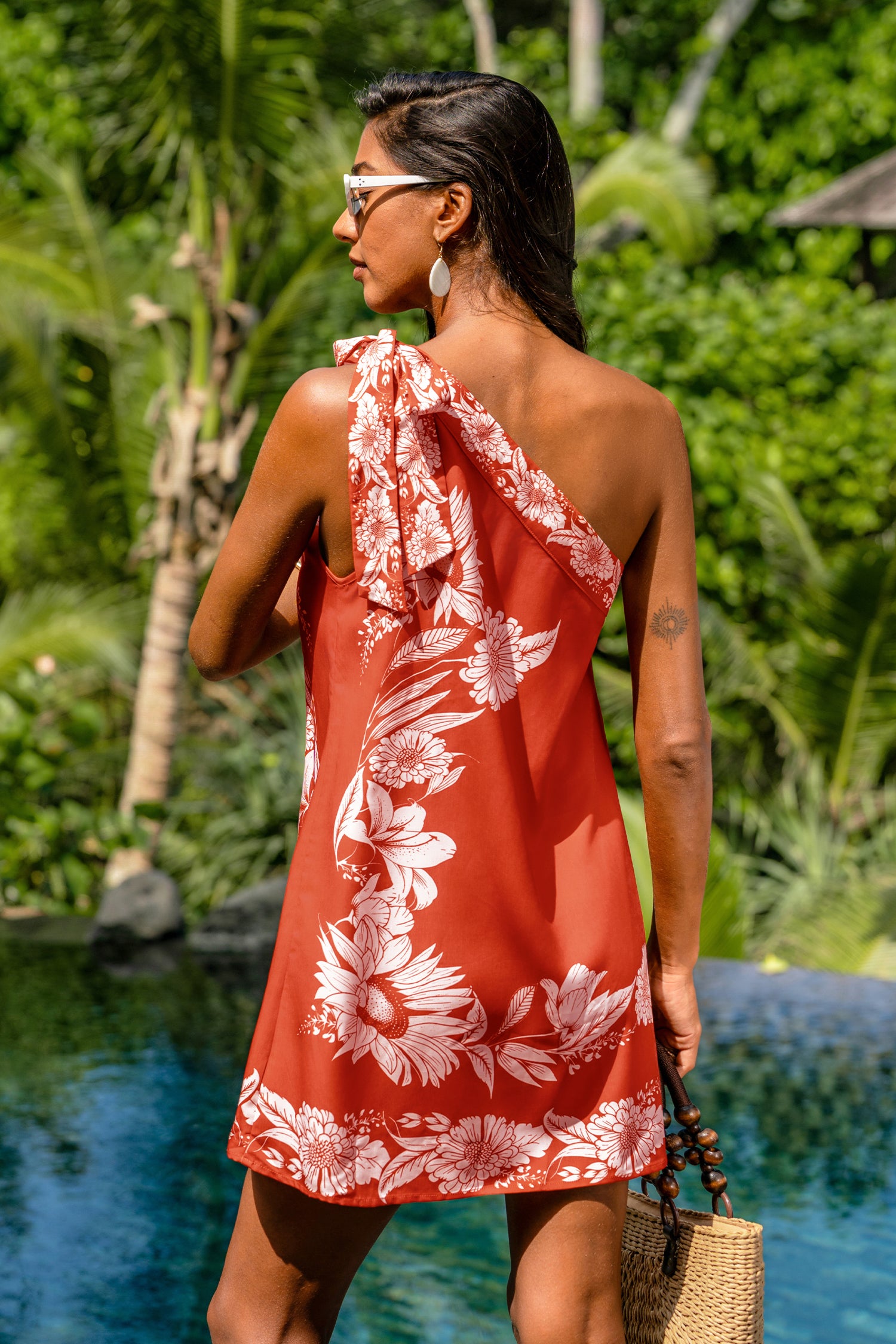 Rot geblümtes Mini-Strandkleid mit asymmetrischem Ausschnitt