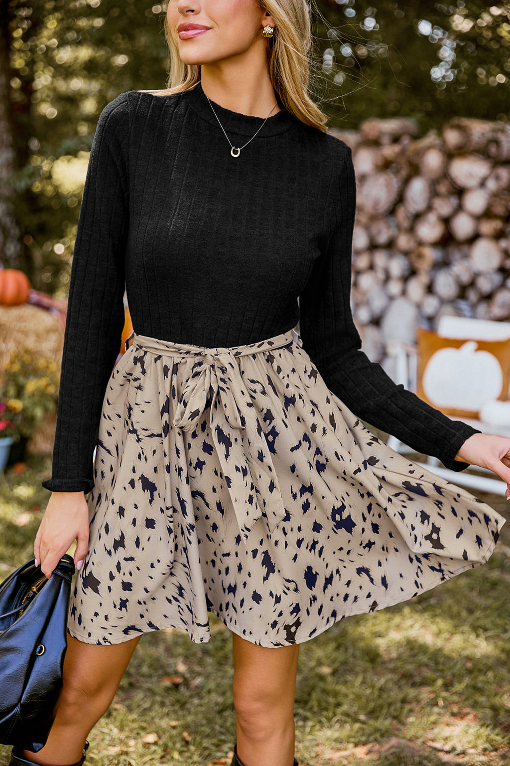 Schwarzes Minikleid mit Tiermuster und Bindeband