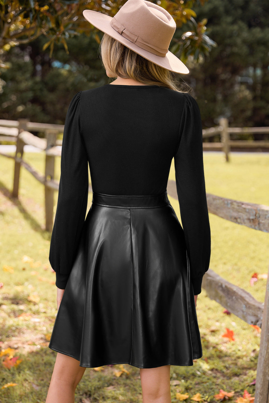 Schwarzes V-Ausschnitt Kunstleder Minikleid