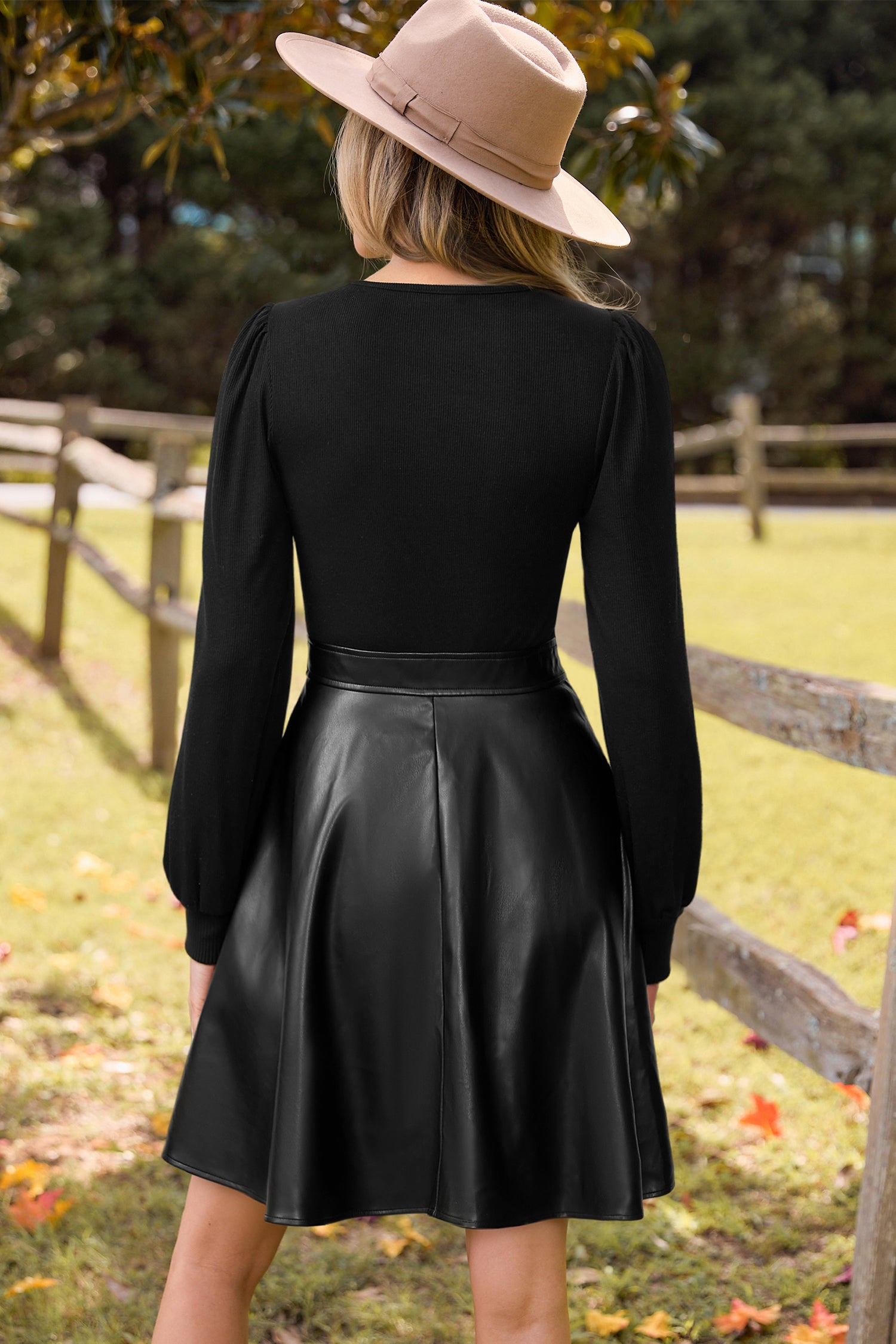Schwarzes V-Ausschnitt Kunstleder Minikleid