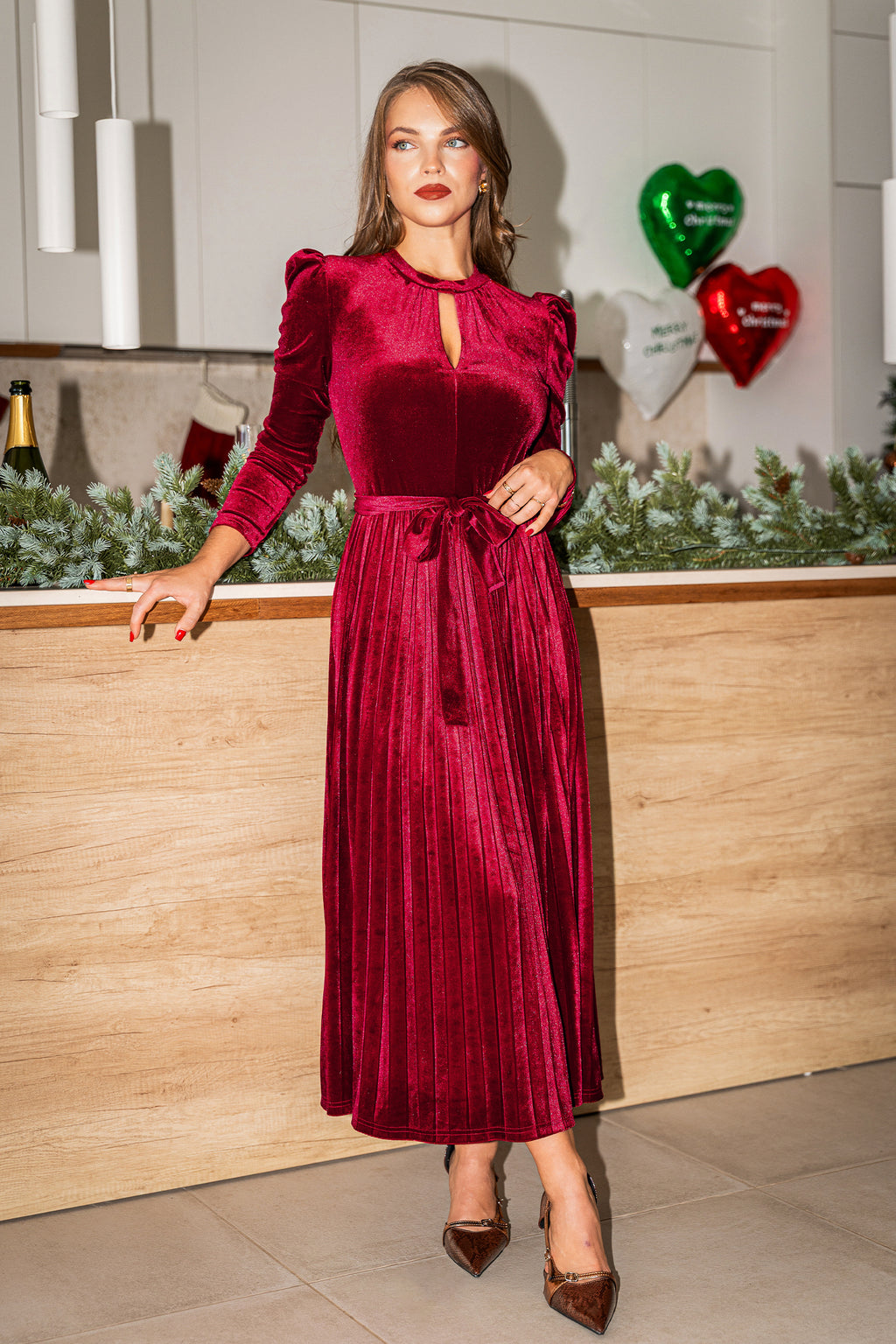 Rotes Schlüsselloch Maxi-Samtkleid mit Taillengürtel