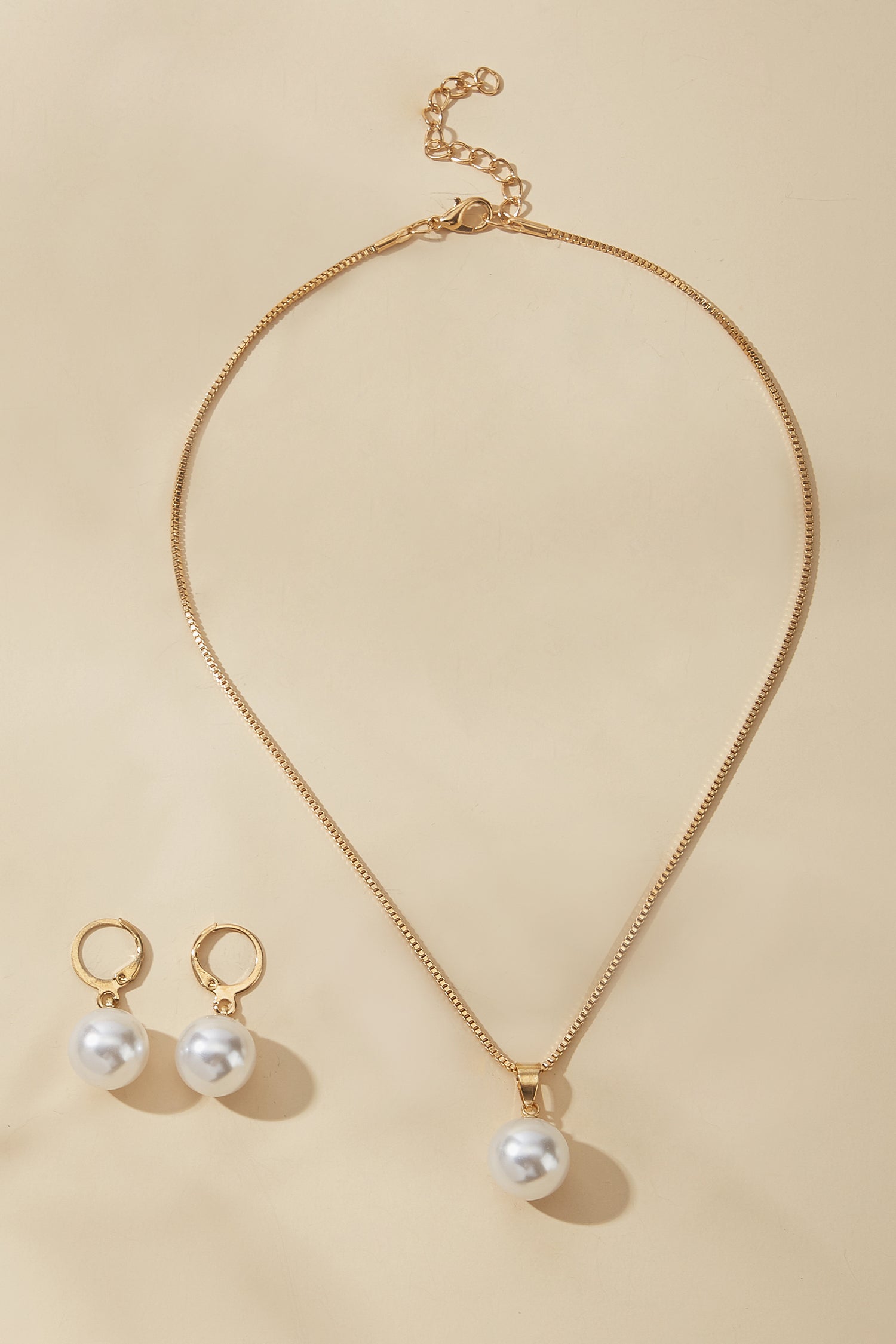 Goldfarbenes Set mit Ohrringen und Halskette