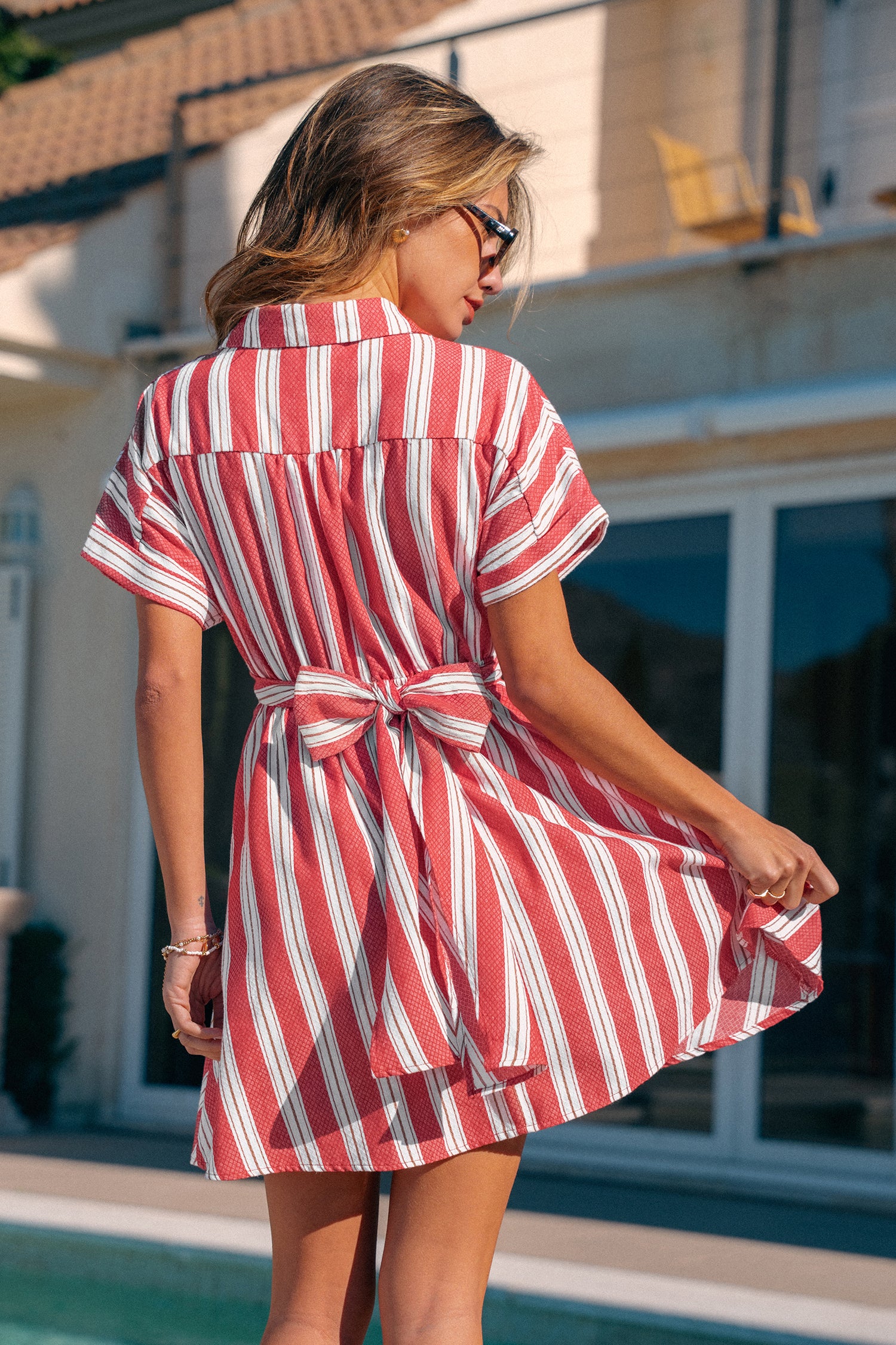 Rotes Gestreiftes Geknotetes Kurzarm Mini-Hemdkleid