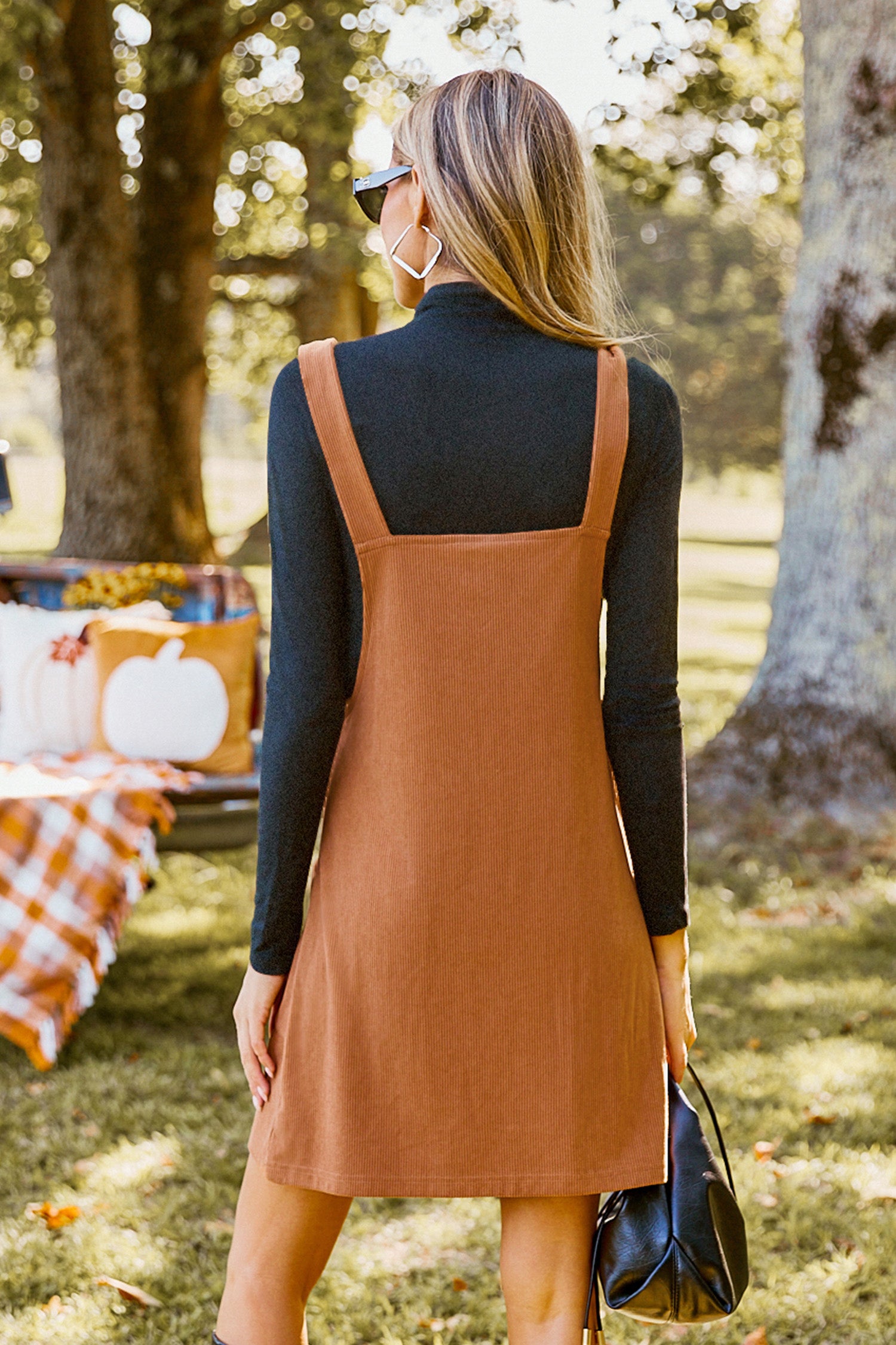 Braunes Cordkleid mit quadratischem Ausschnitt