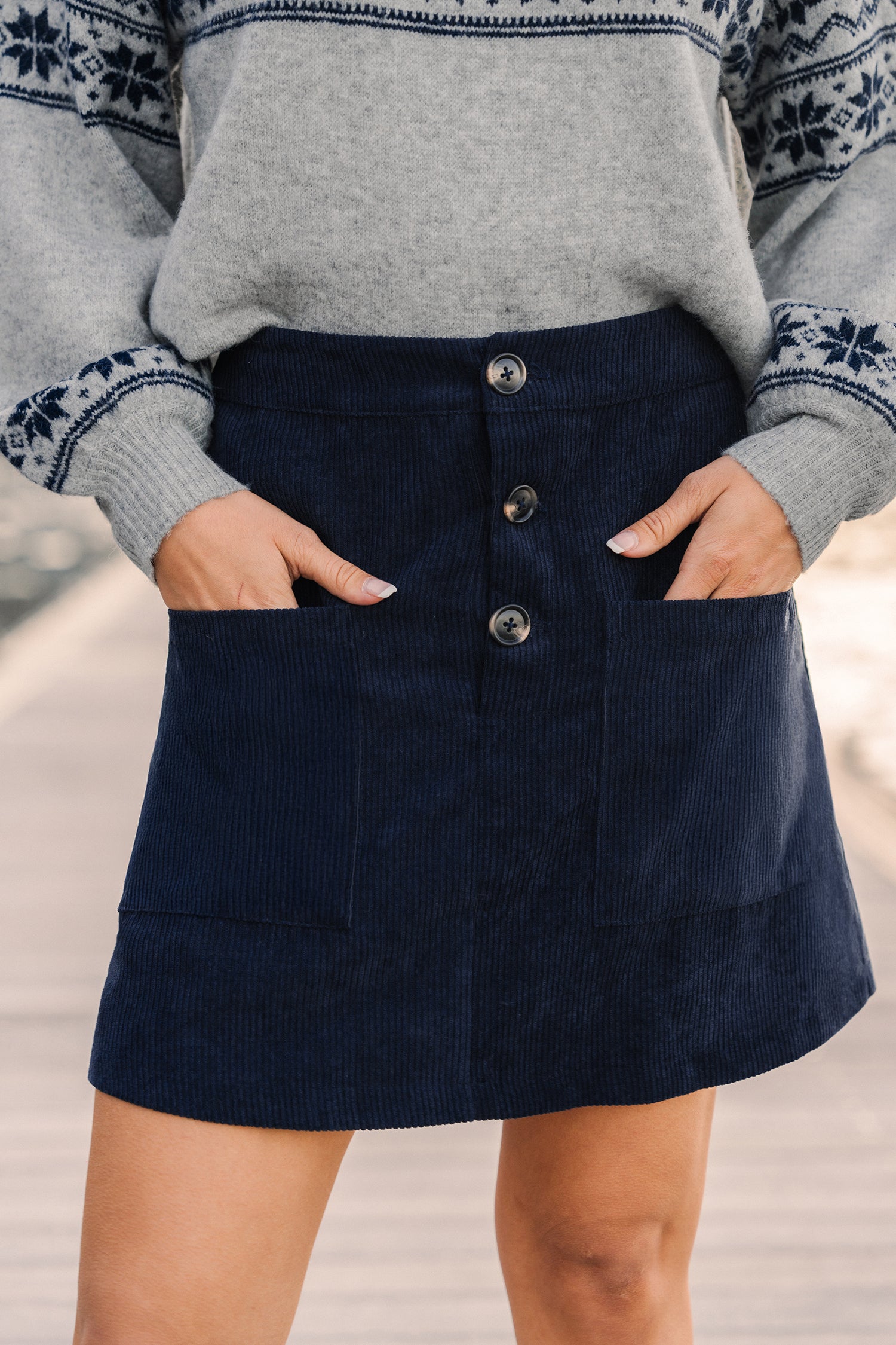 Blauer Minirock mit Taschen