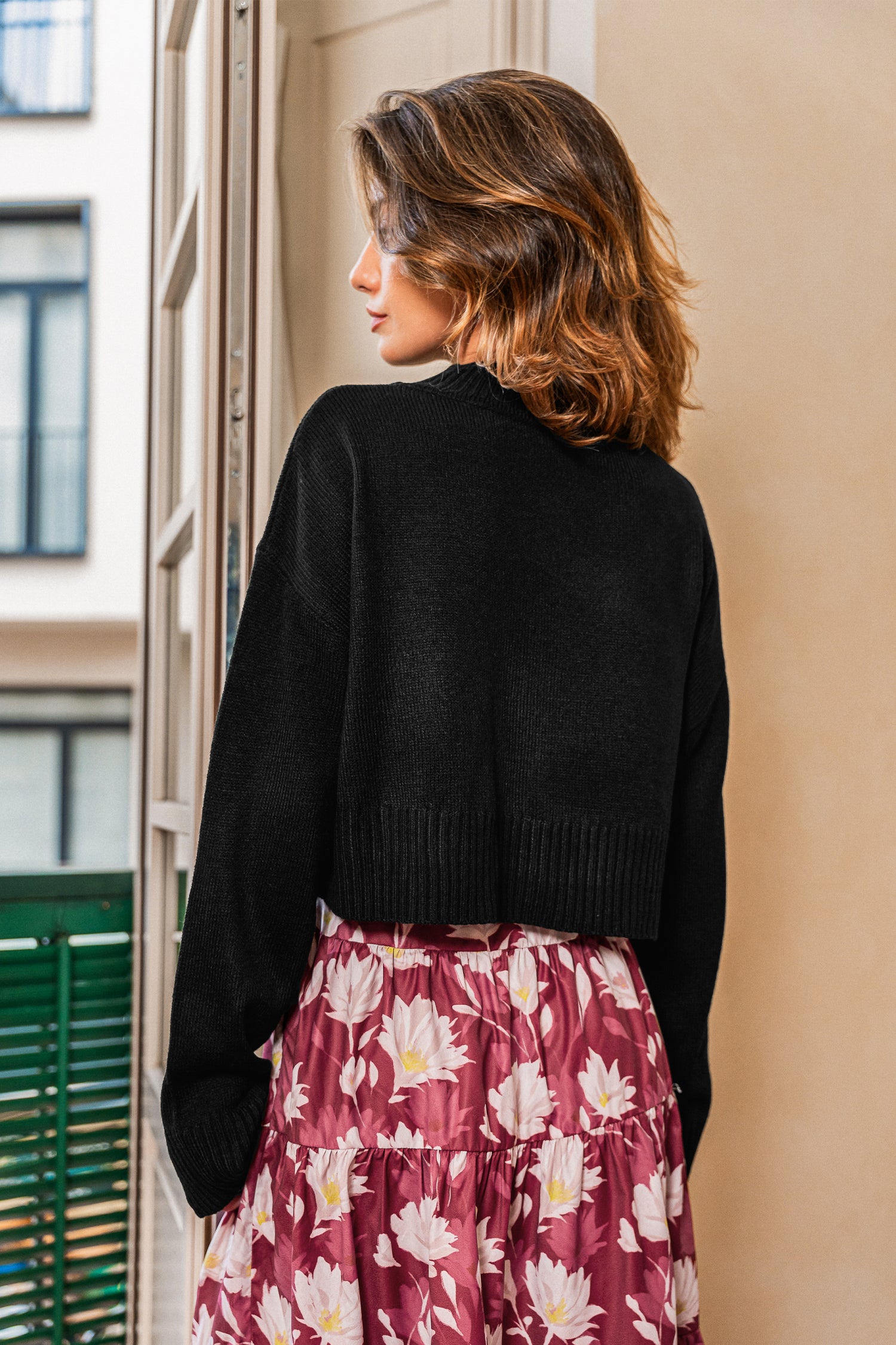 Schwarzer Hoher Ausschnitt Lange Ärmel Kurzer Pullover