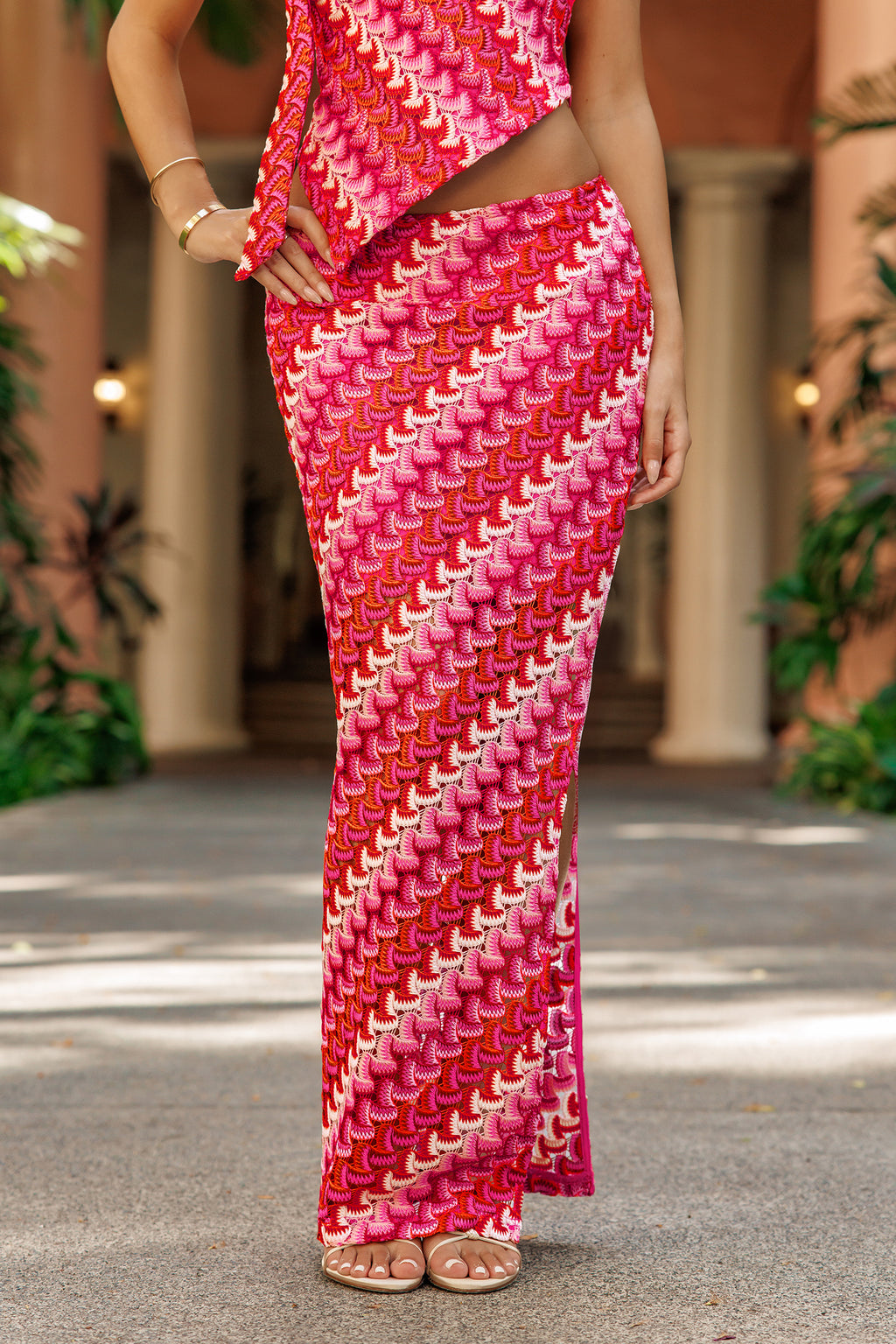 Roter Maxi-Strick-Strandsarong mit seitlichem Schlitz