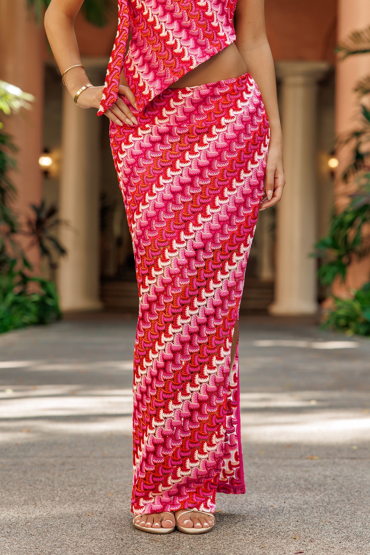 Roter Maxi-Strick-Strandsarong mit seitlichem Schlitz