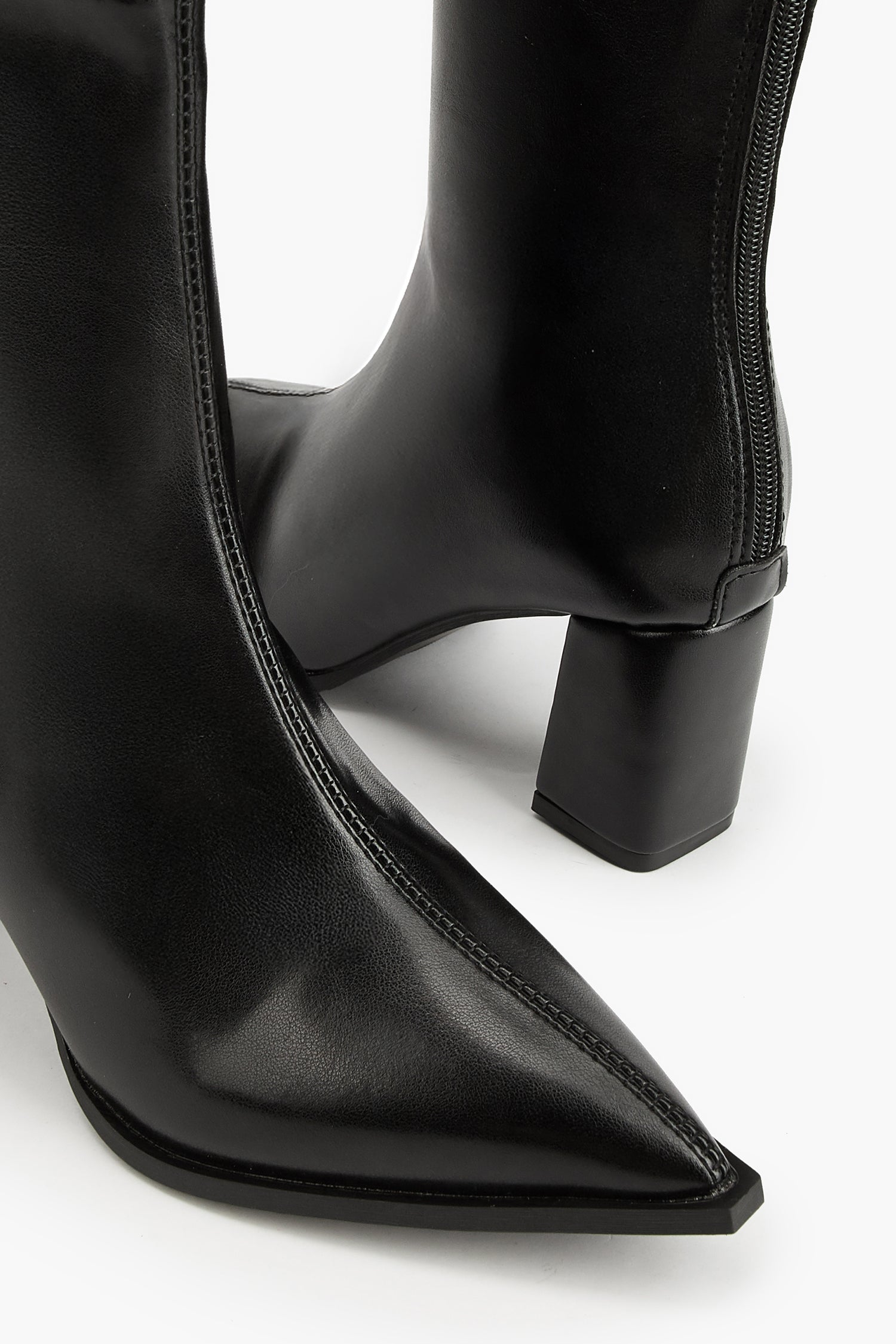 Schwarze Knöchelstiefel