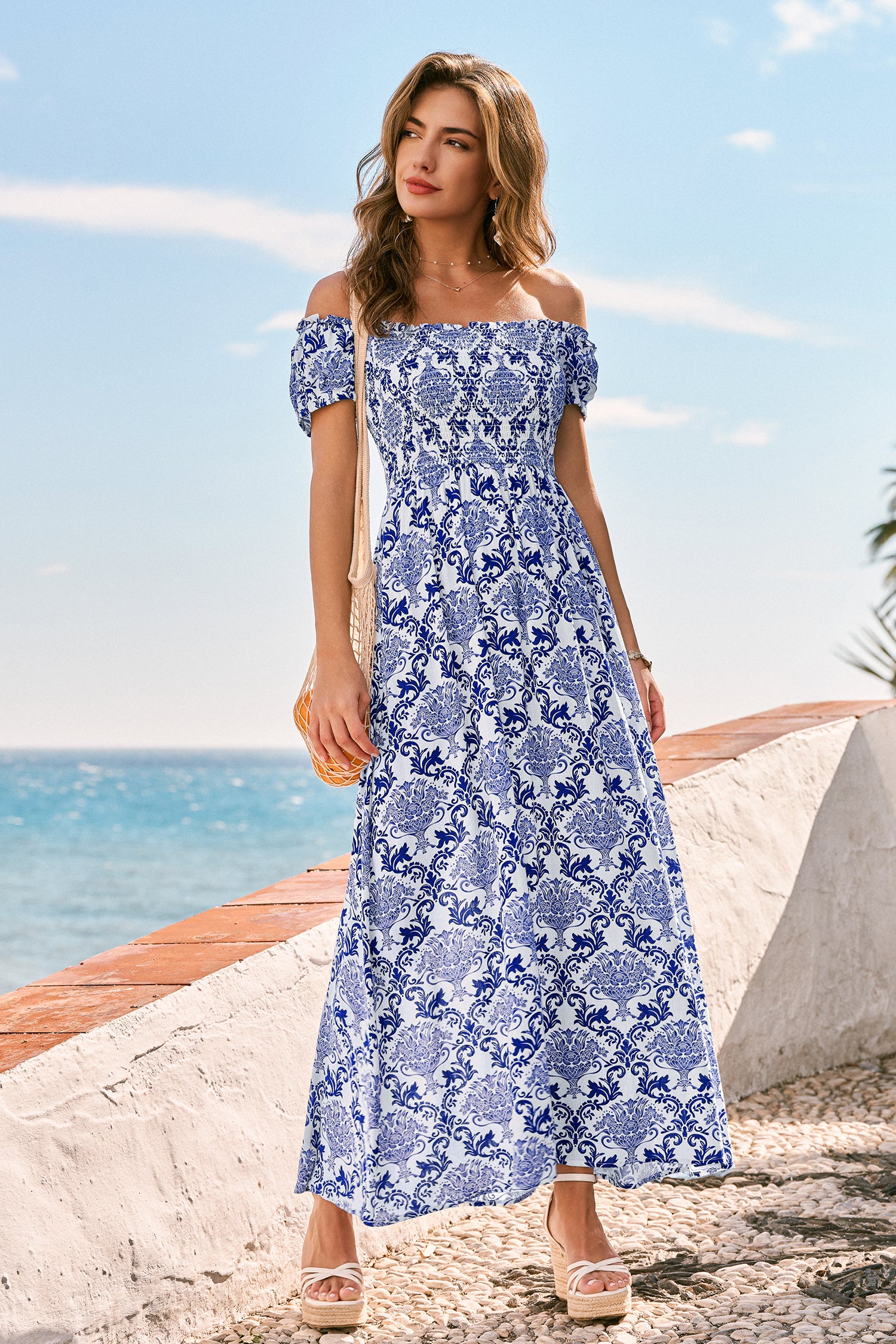 Blaues Geblümtes Schulterfreies Gesmoktes Maxi-Strandkleid