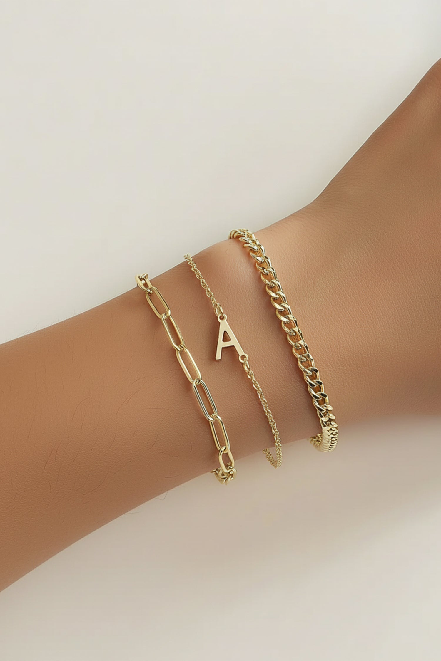 Goldfarbenes Armband-Set mit Initialen-Anhänger