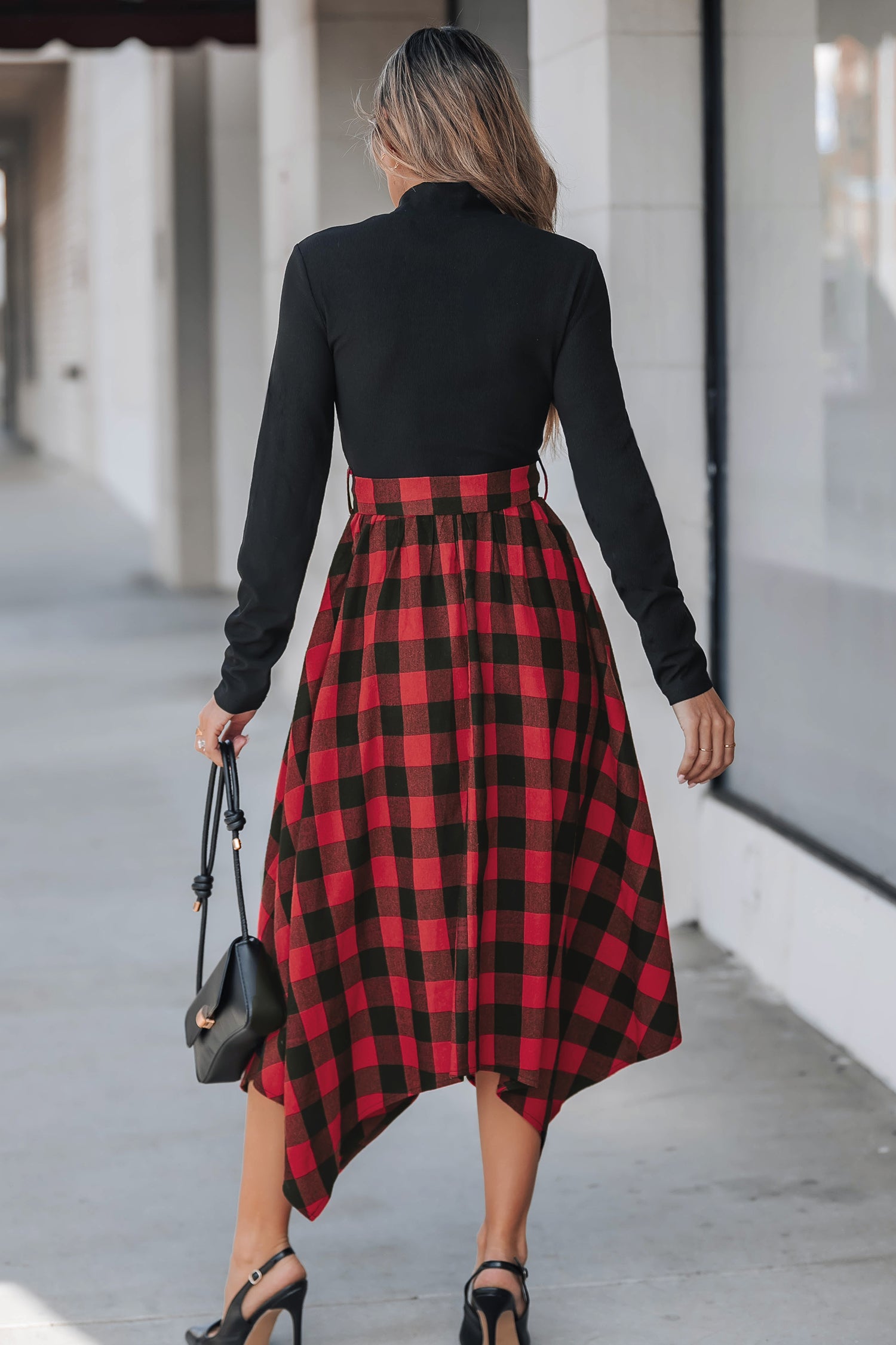 Schwarzes kariertes Stehkragen-Midikleid mit Schleife
