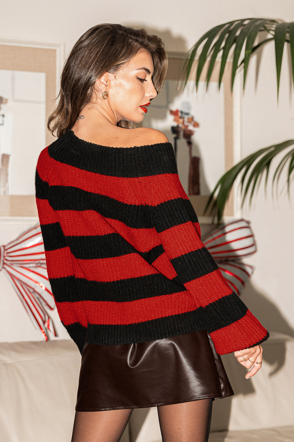 Rot-Schwarzer Gestreifter Asymmetrischer Pullover