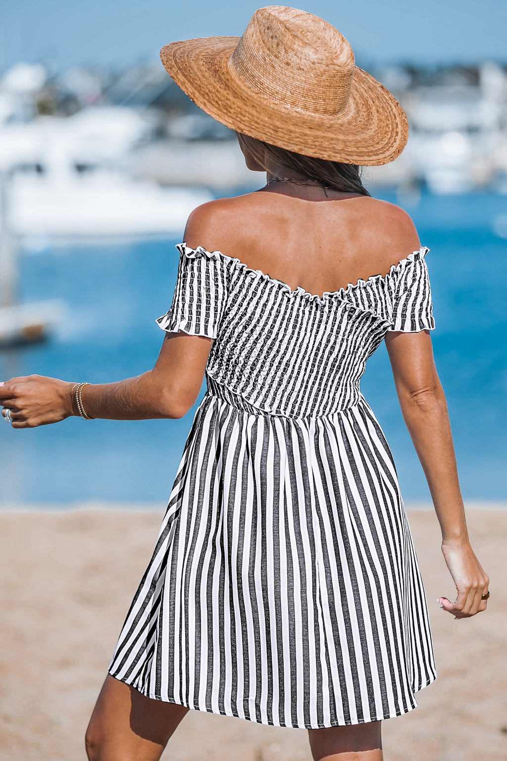 Gestreiftes  schulterfreies  gesmoktes Minikleid