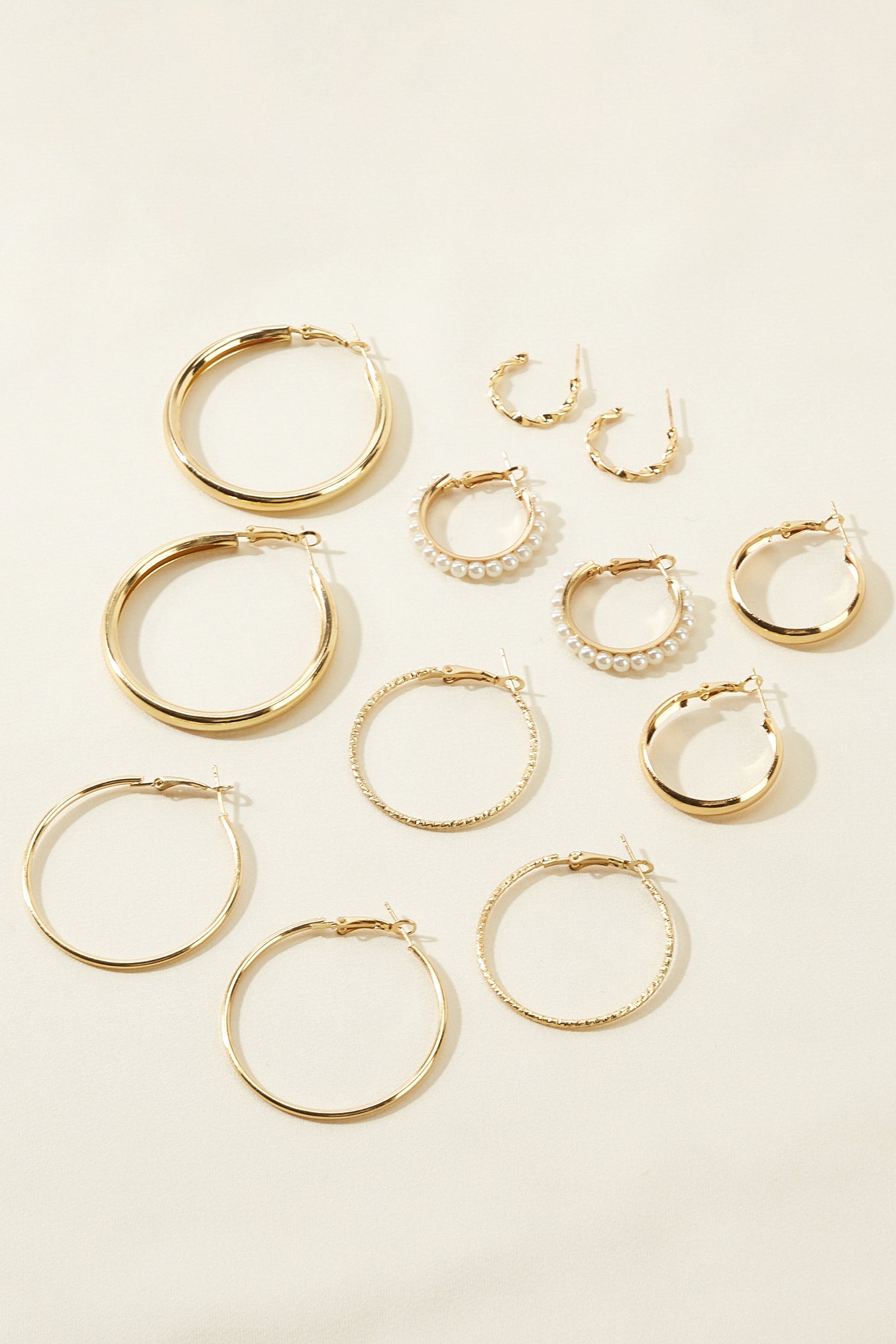 Goldfarbenes Ohrringe-Set im Creolen-Stil