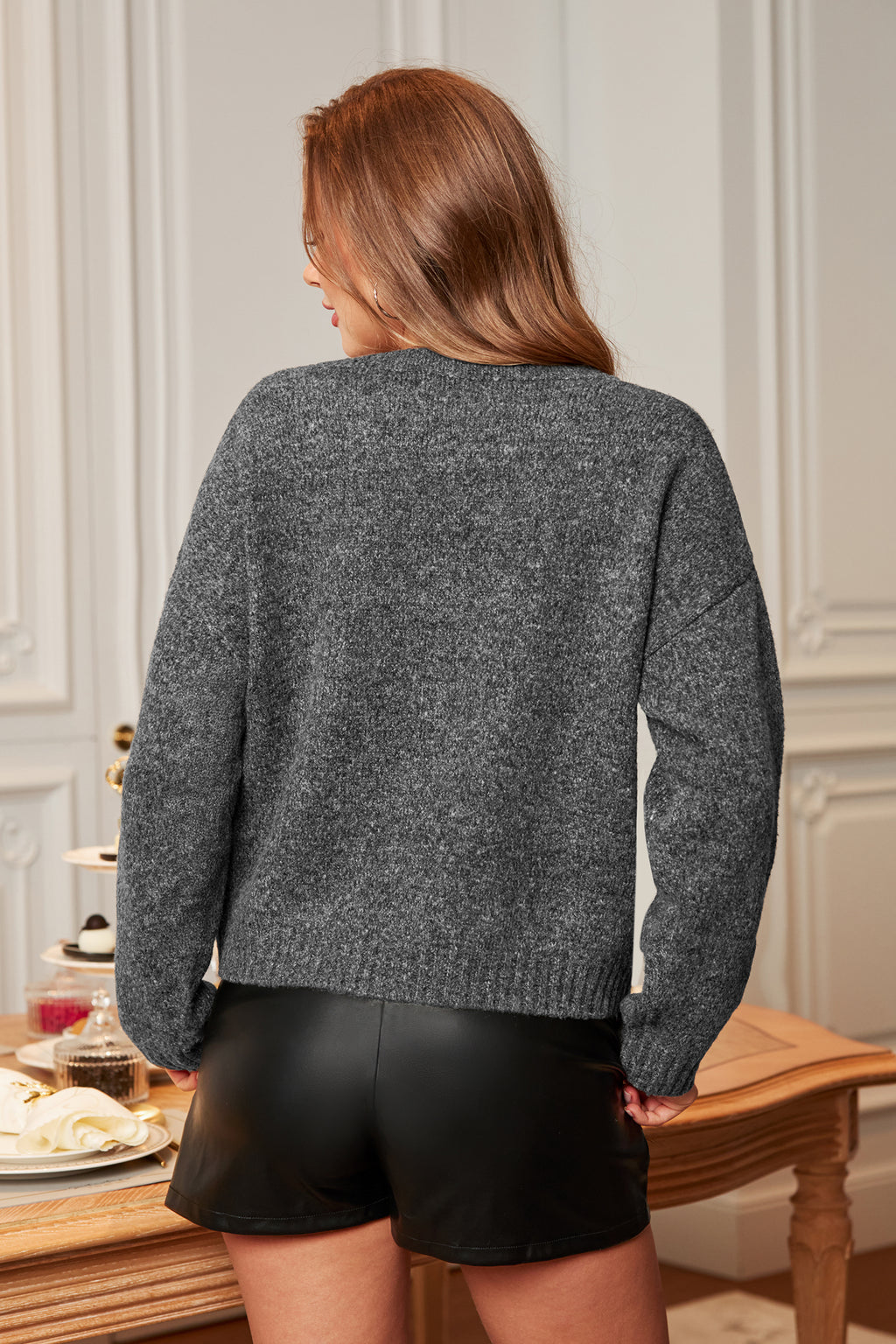 Grauer Rundhals-Pullover