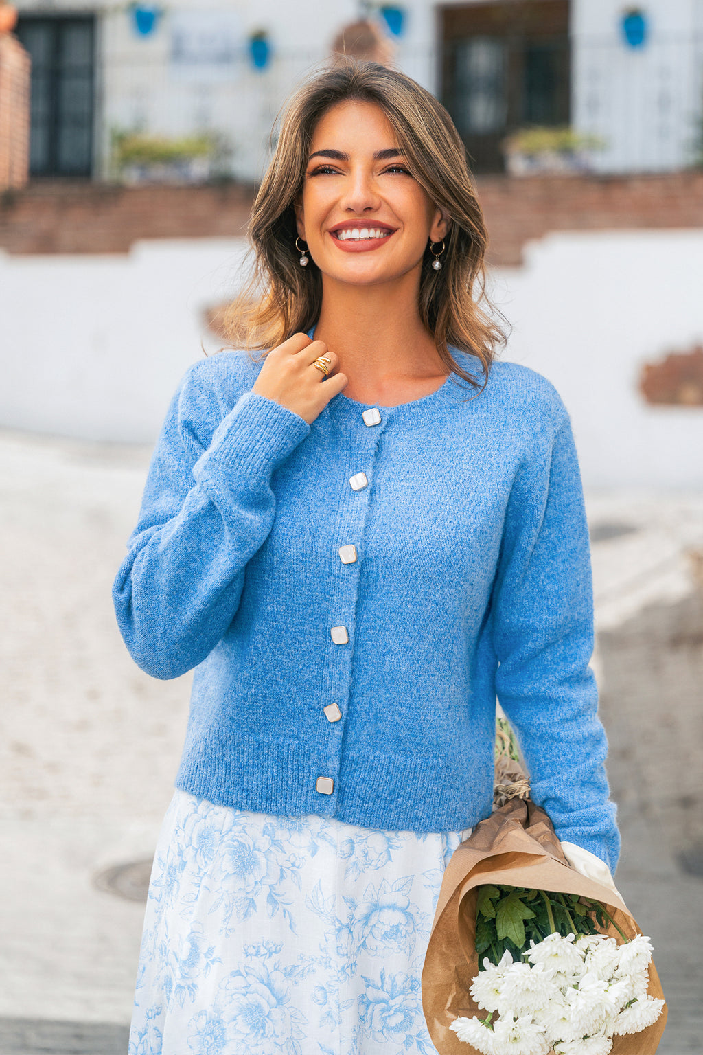 Blaue Strickjacke mit Knopfleiste vorne