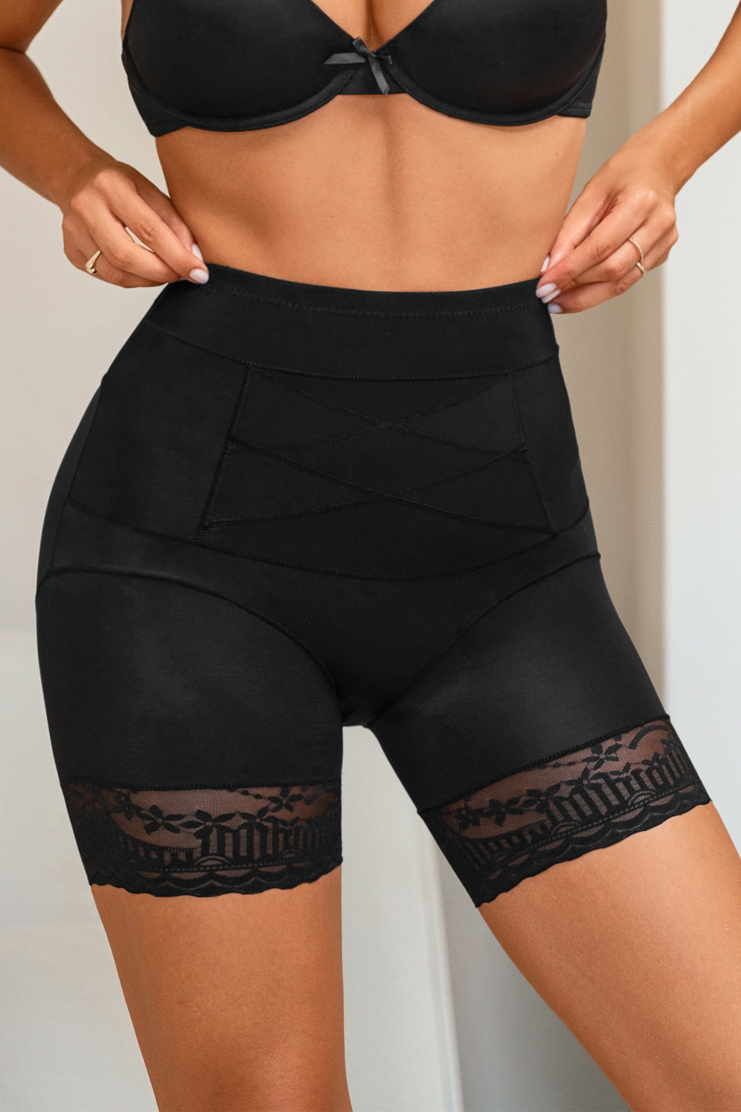 Schwarze High-Waist Shapewear-Hose mit Spitzendetail