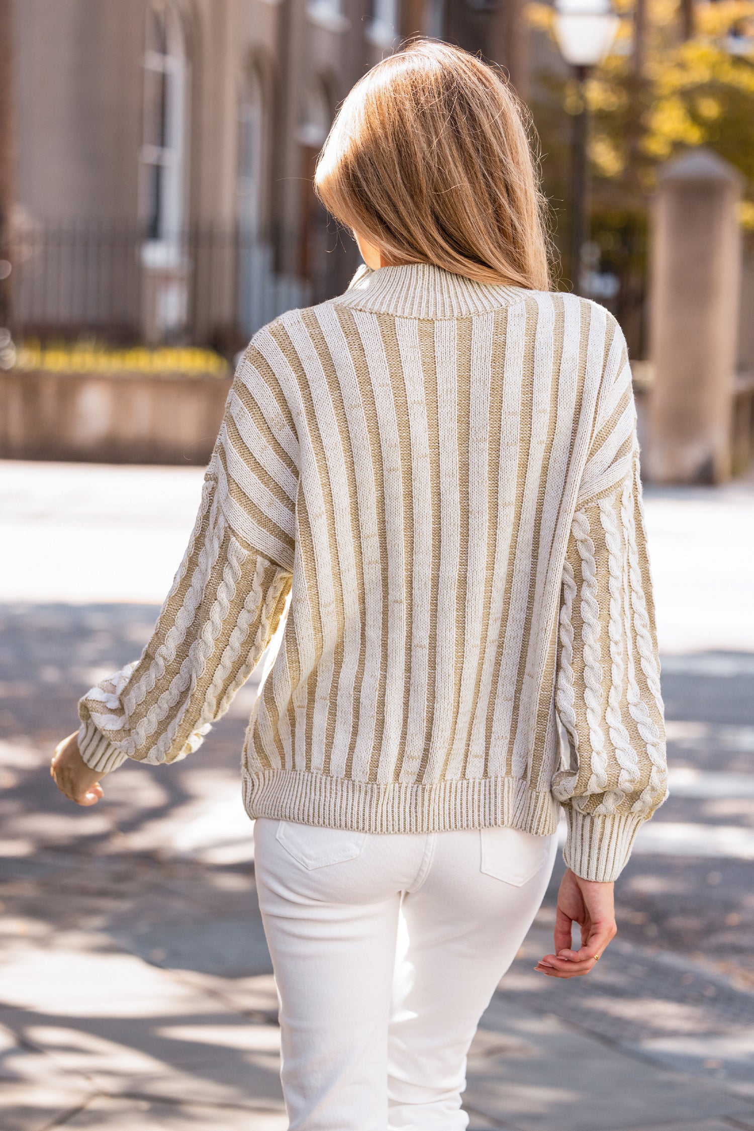 Beiger Hoher Ausschnitt Pullover