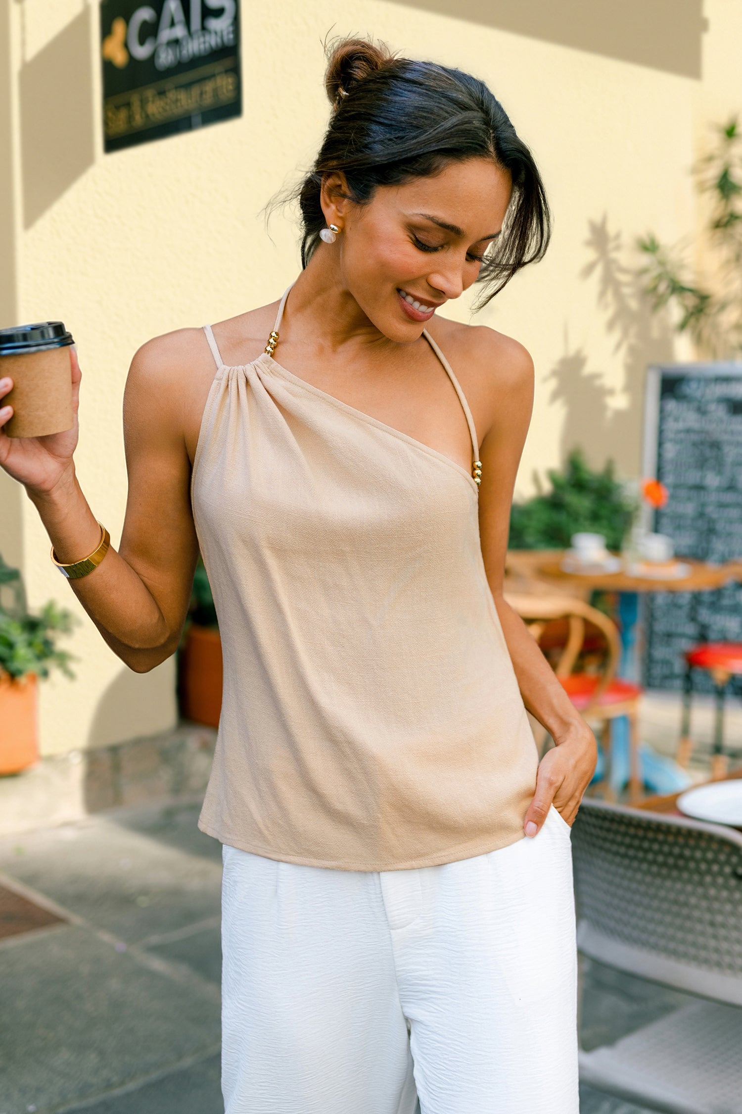 Sandfarbenes Top mit asymmetrischem Ausschnitt