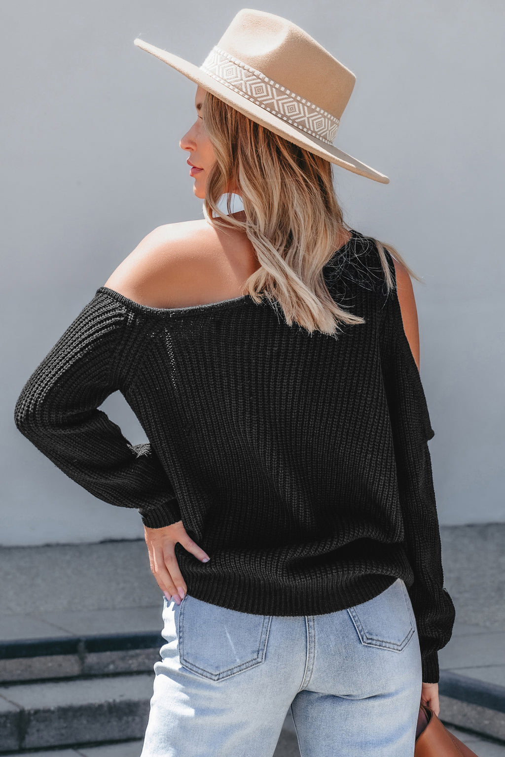 Schwarzer Off-Shoulder-Langarmpullover mit Ausschnitt