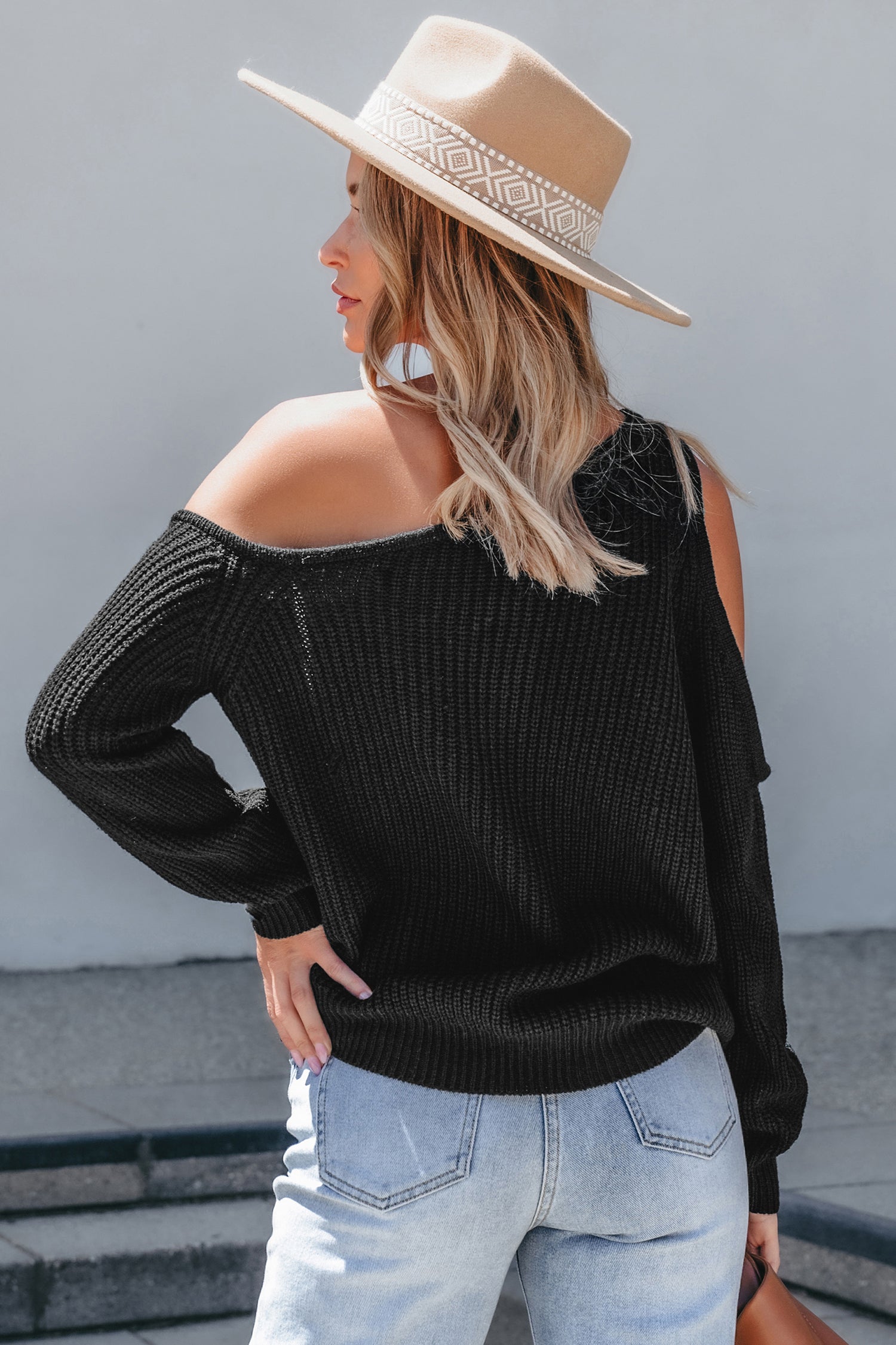 Schwarzer Off-Shoulder-Langarmpullover mit Ausschnitt