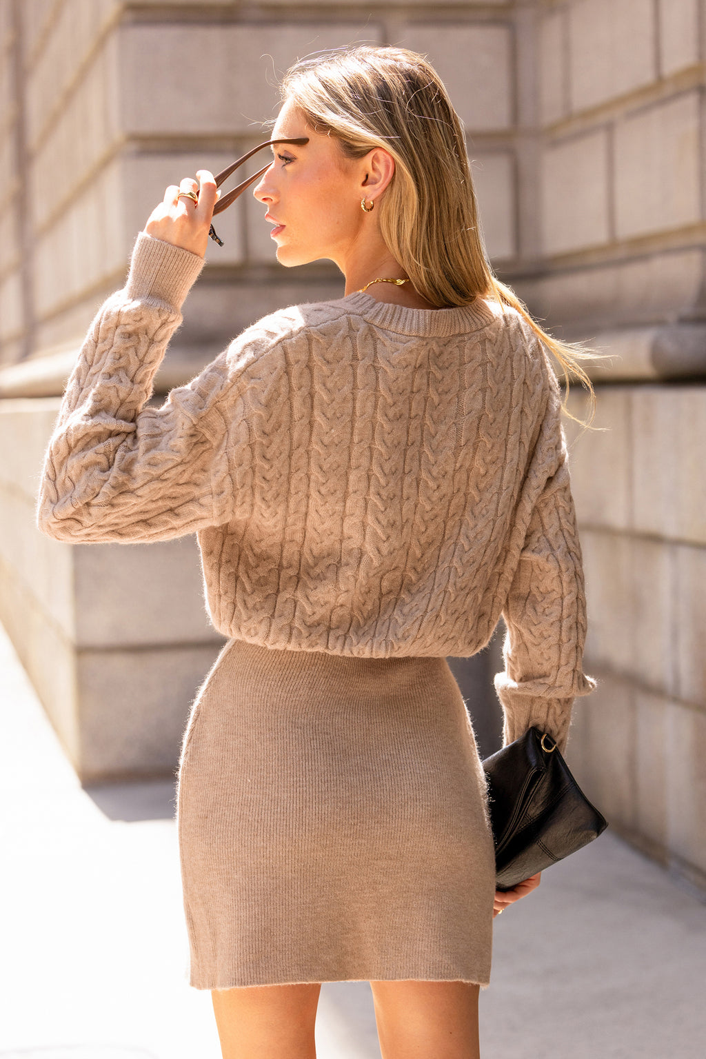 Beiges Rundhals Mini-Strickkleid