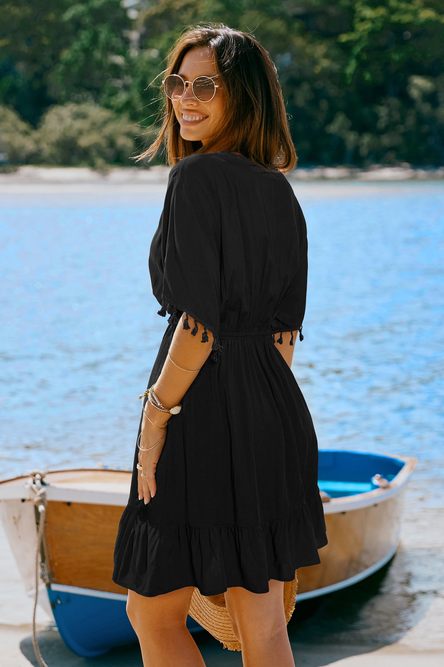 Schwarzes Kurzarm V-Ausschnitt Mini-Strandkleid
