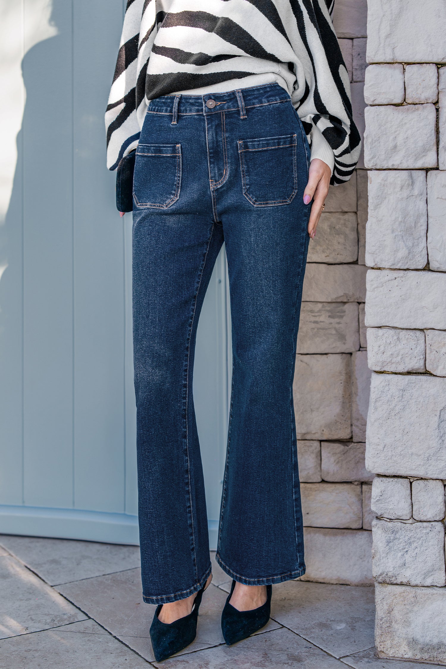 Blaue Schlagjeans mit Tasche