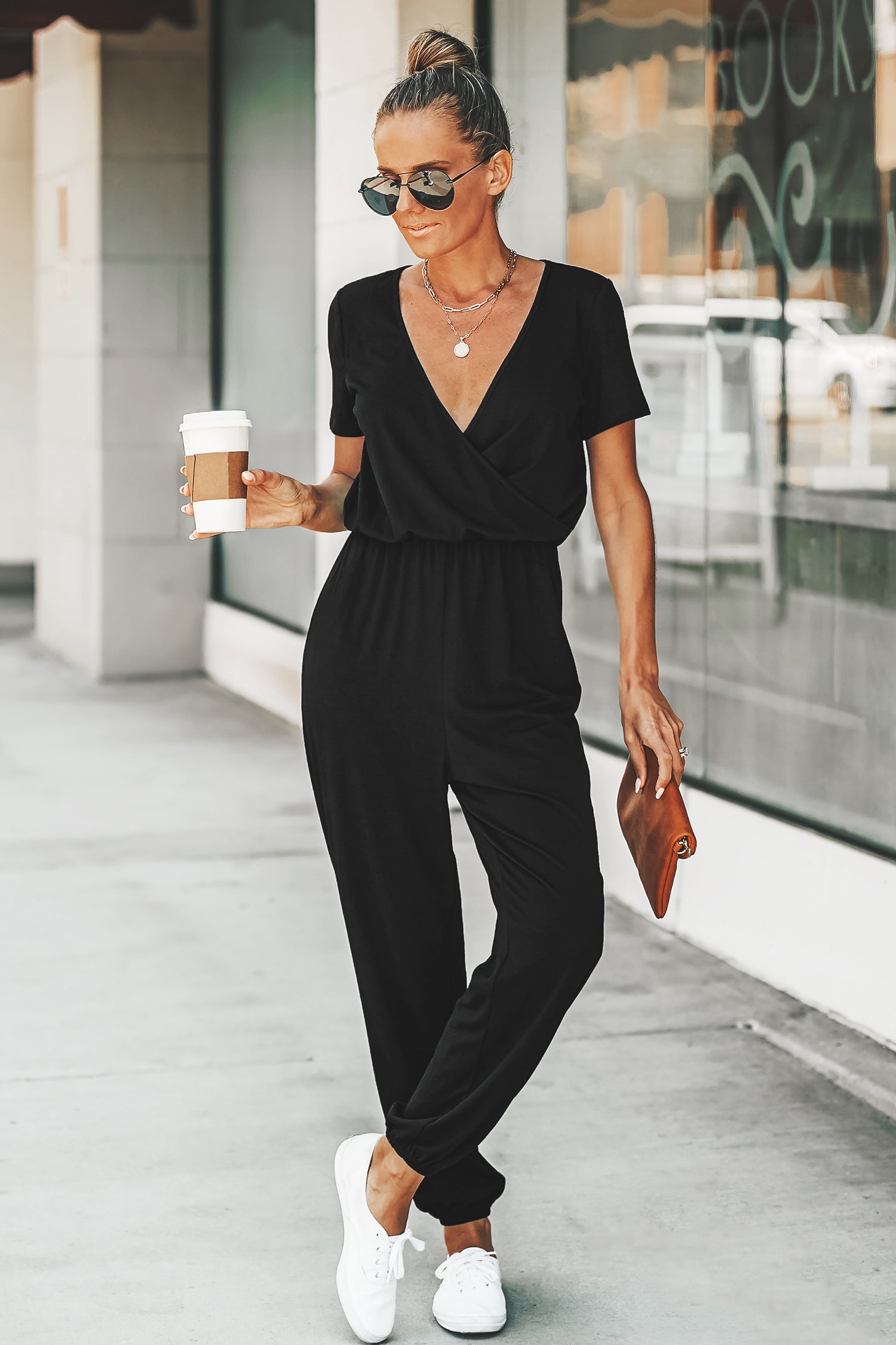 Kurzärmeliger Maxi-Jumpsuit mit V-Ausschnitt