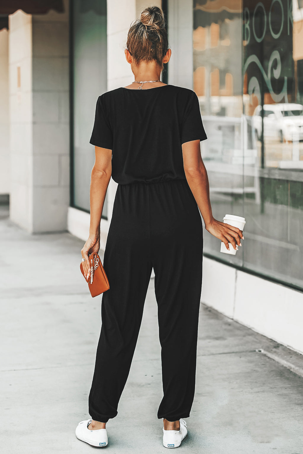 Kurzärmeliger Maxi-Jumpsuit mit V-Ausschnitt
