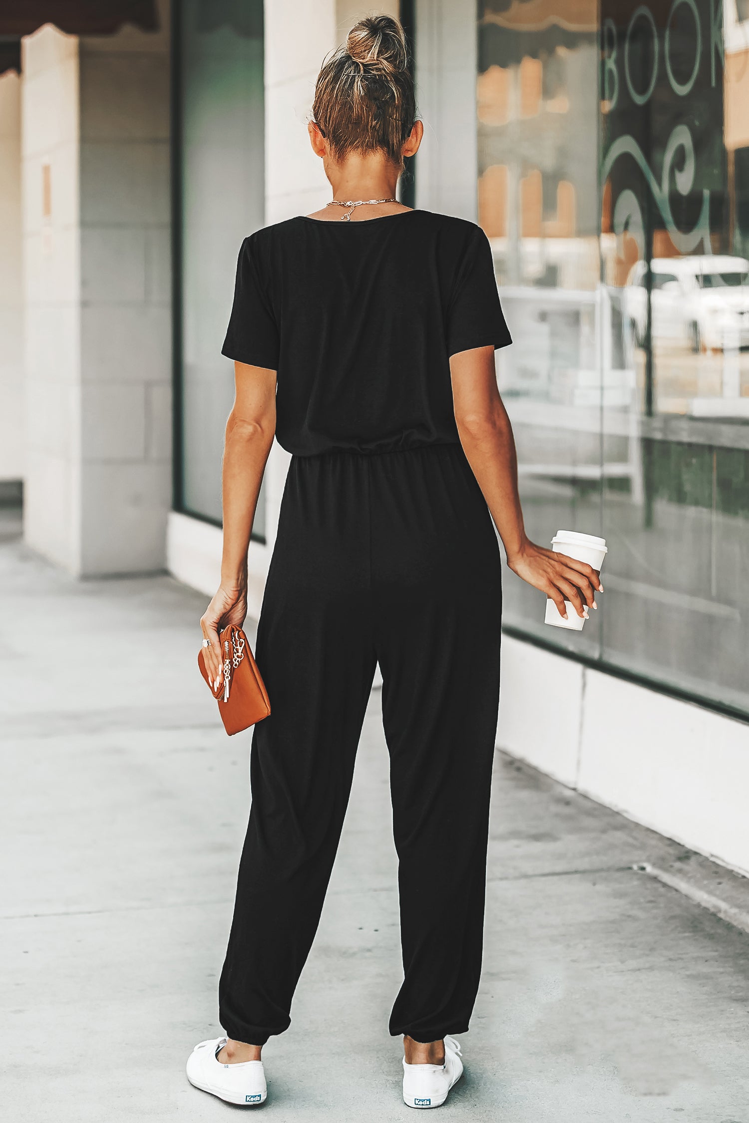 Kurzärmeliger Maxi-Jumpsuit mit V-Ausschnitt