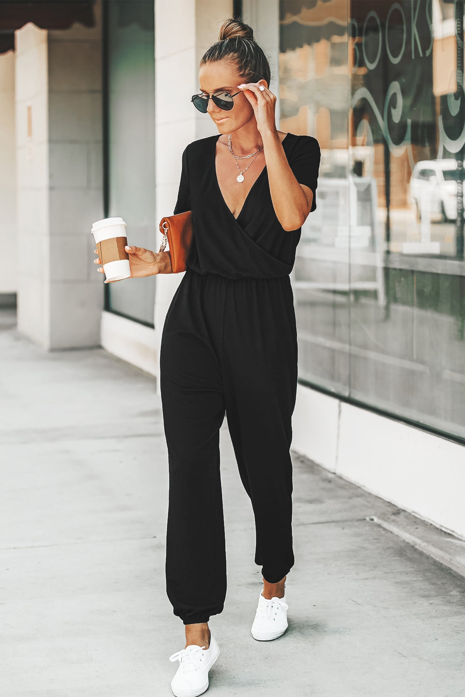 Kurzärmeliger Maxi-Jumpsuit mit V-Ausschnitt