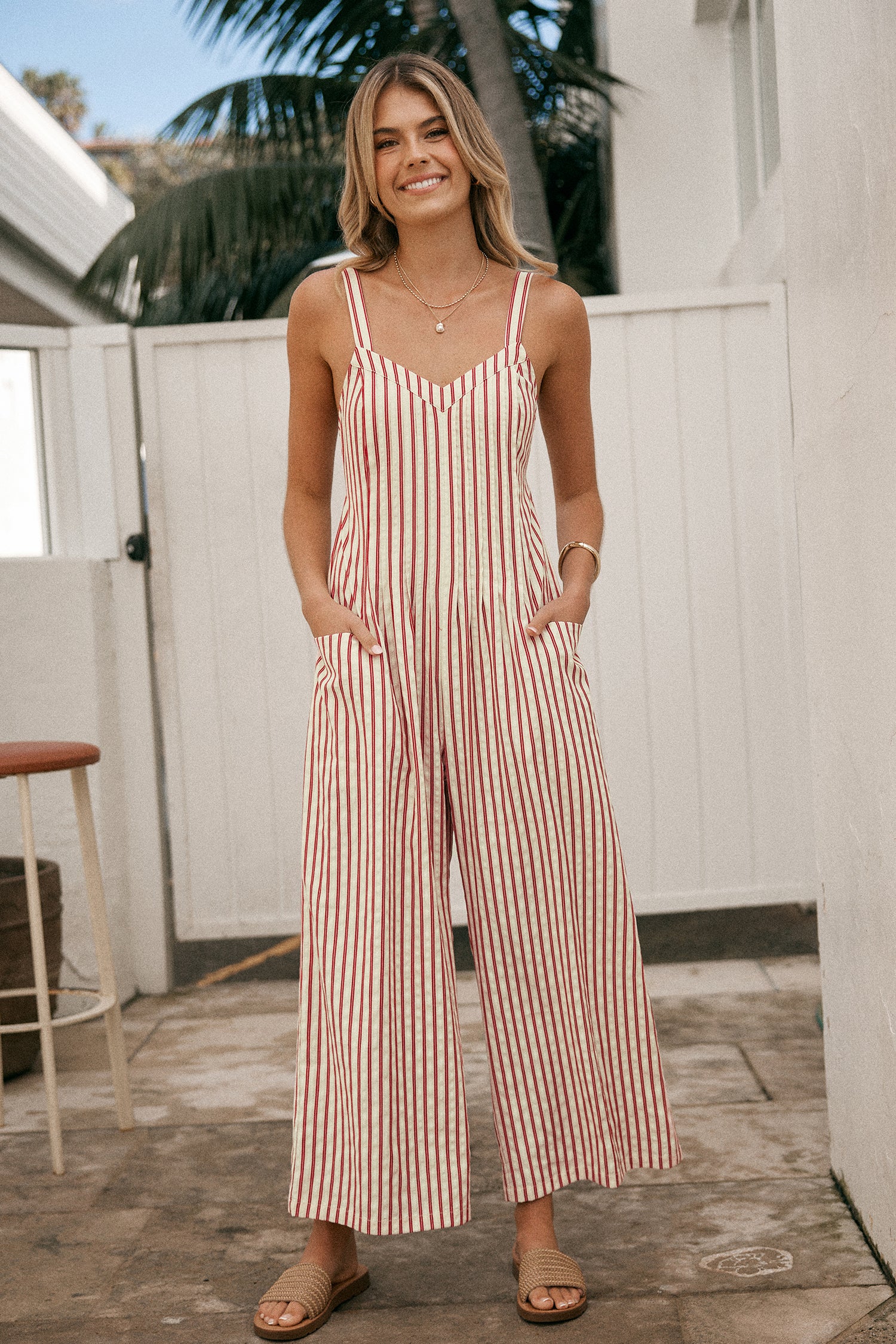 Gestreifter ärmelloser Jumpsuit mit V-Ausschnitt und weitem Bein