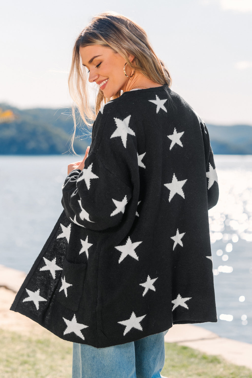 Schwarze Strickjacke mit Sternenprint