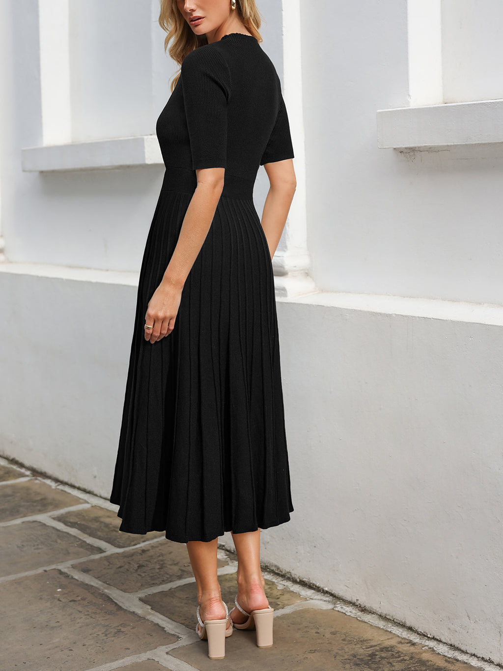 Schwarzes Hoher Ausschnitt Plissiertes Strickkleid