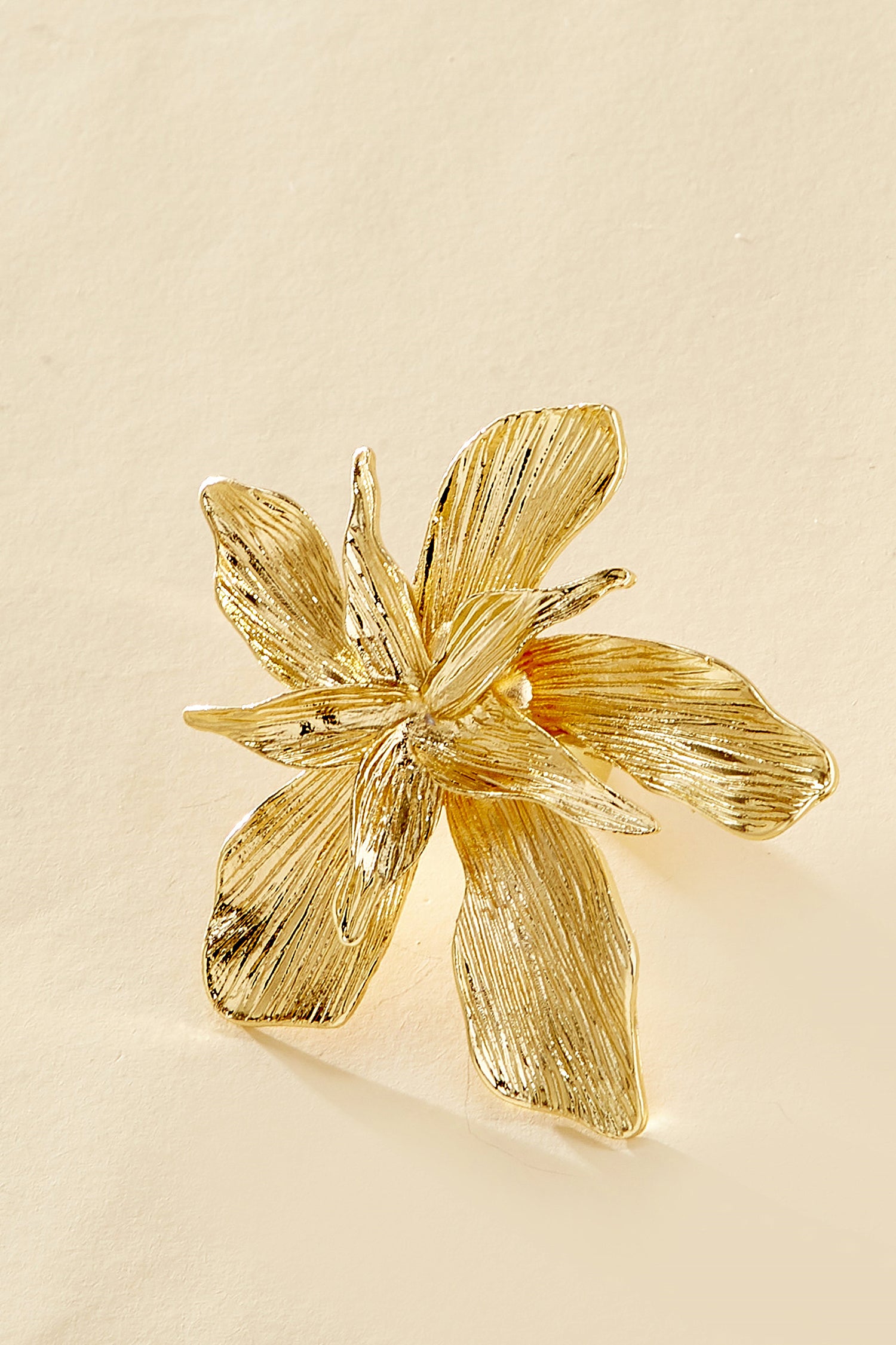 Goldfarbener Ring im Blumendesign