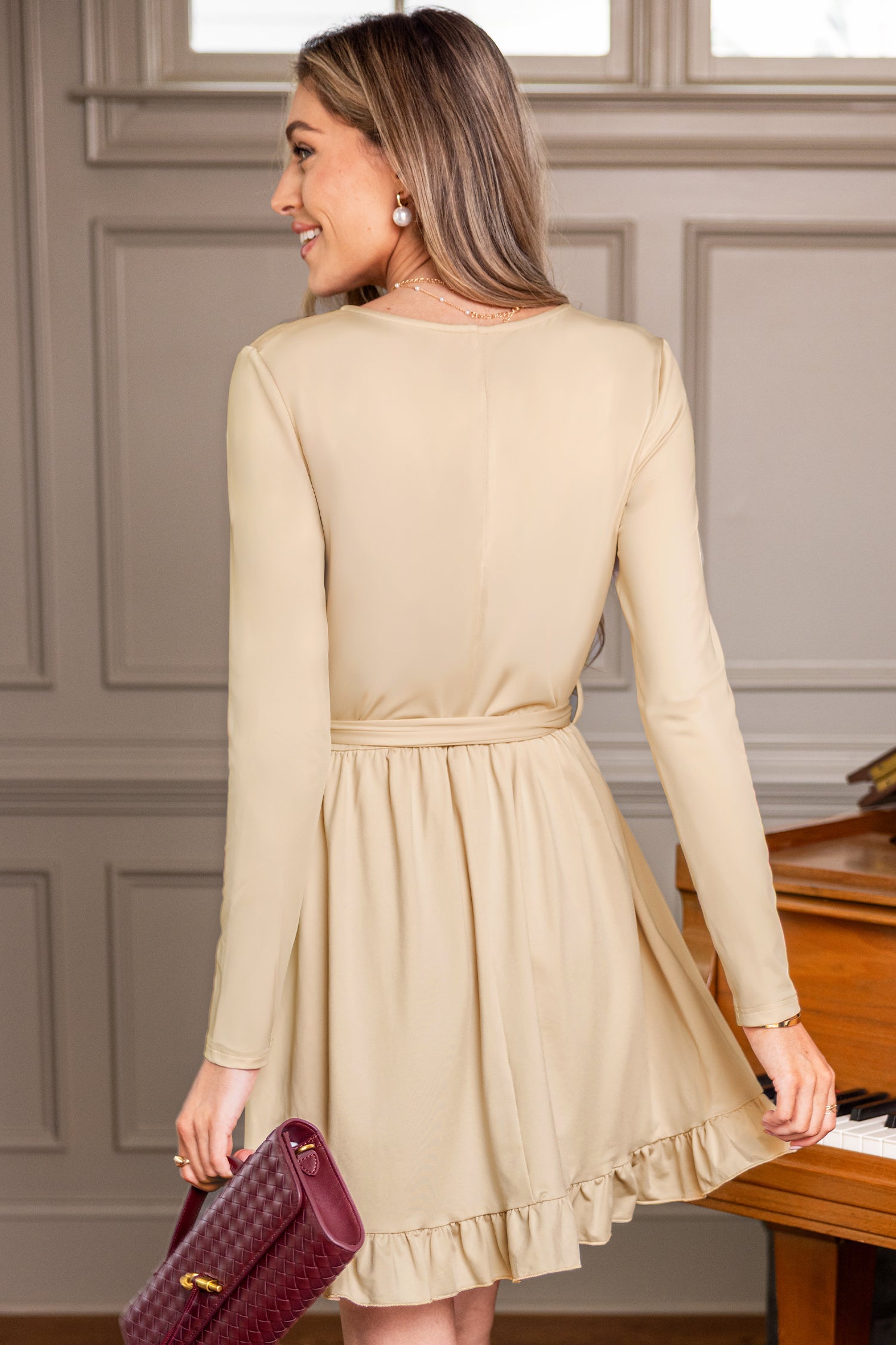 Beiges Mini-Wickelkleid mit Taillenbindung