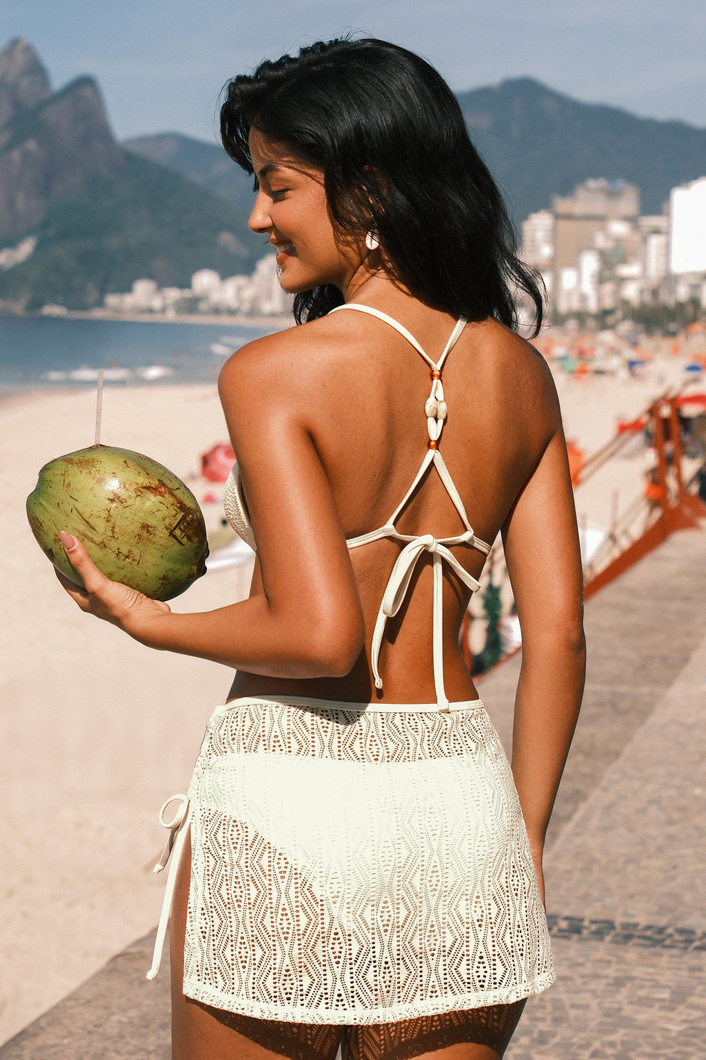 Weißes 3-teiliges Vorgeformte Cups Bikini-Set mit Sarong