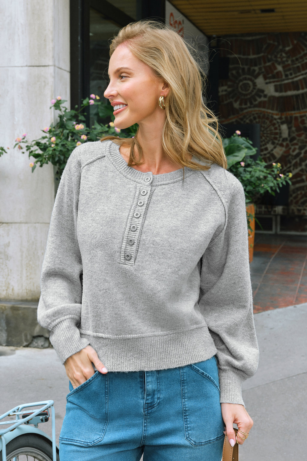 Grauer Rundhals Pullover