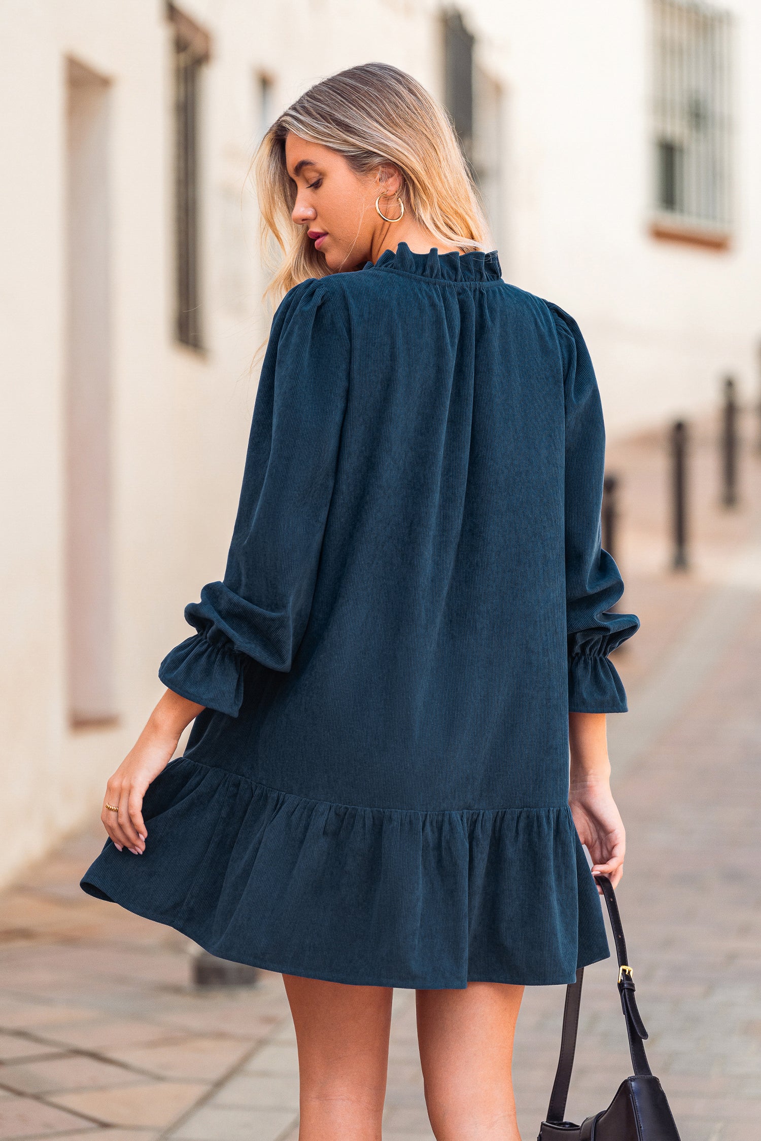 Blaues Langarm-Minikleid mit Rüschenbesatz