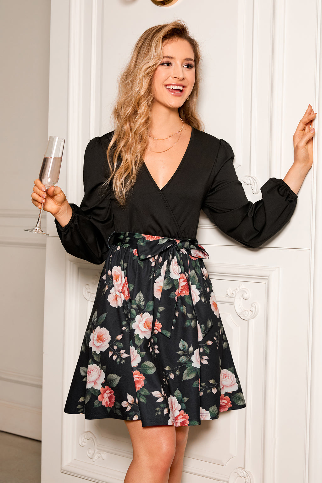 V-Ausschnitt Minikleid mit Blumenmuster und Taillenbindung