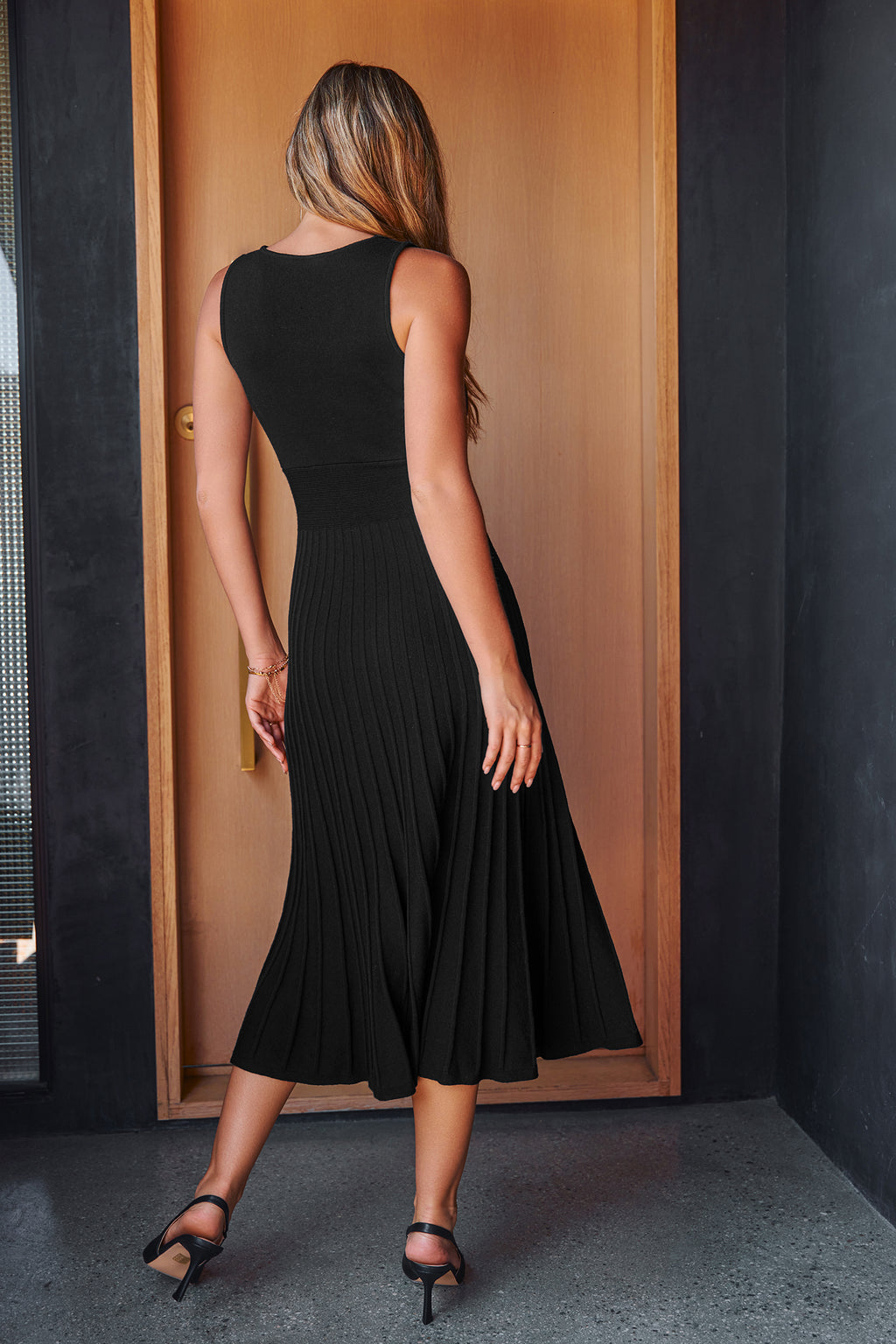 Schwarzes Ärmelloses Midi-Strickkleid mit Faltenrock