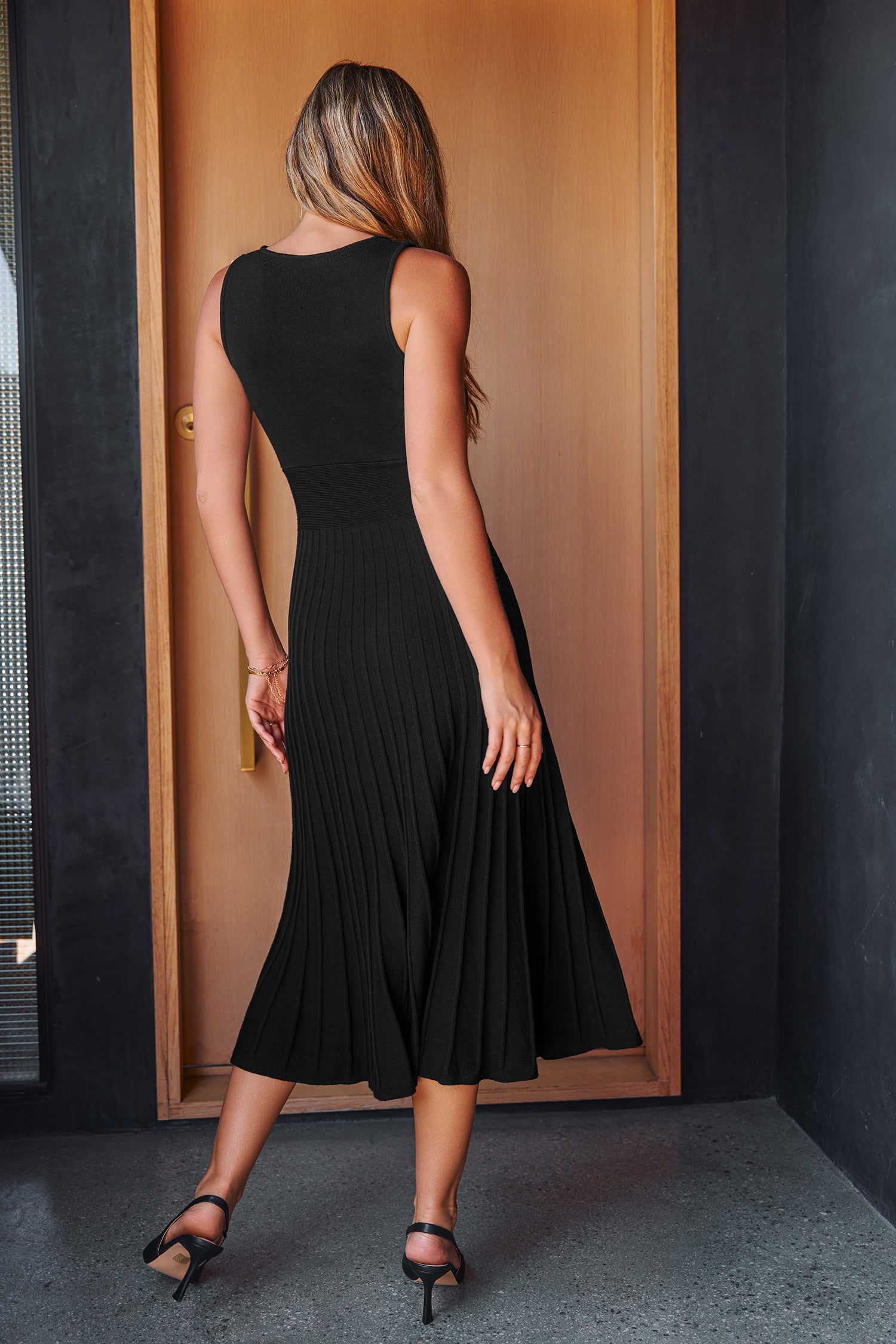 Schwarzes Ärmelloses Midi-Strickkleid mit Faltenrock