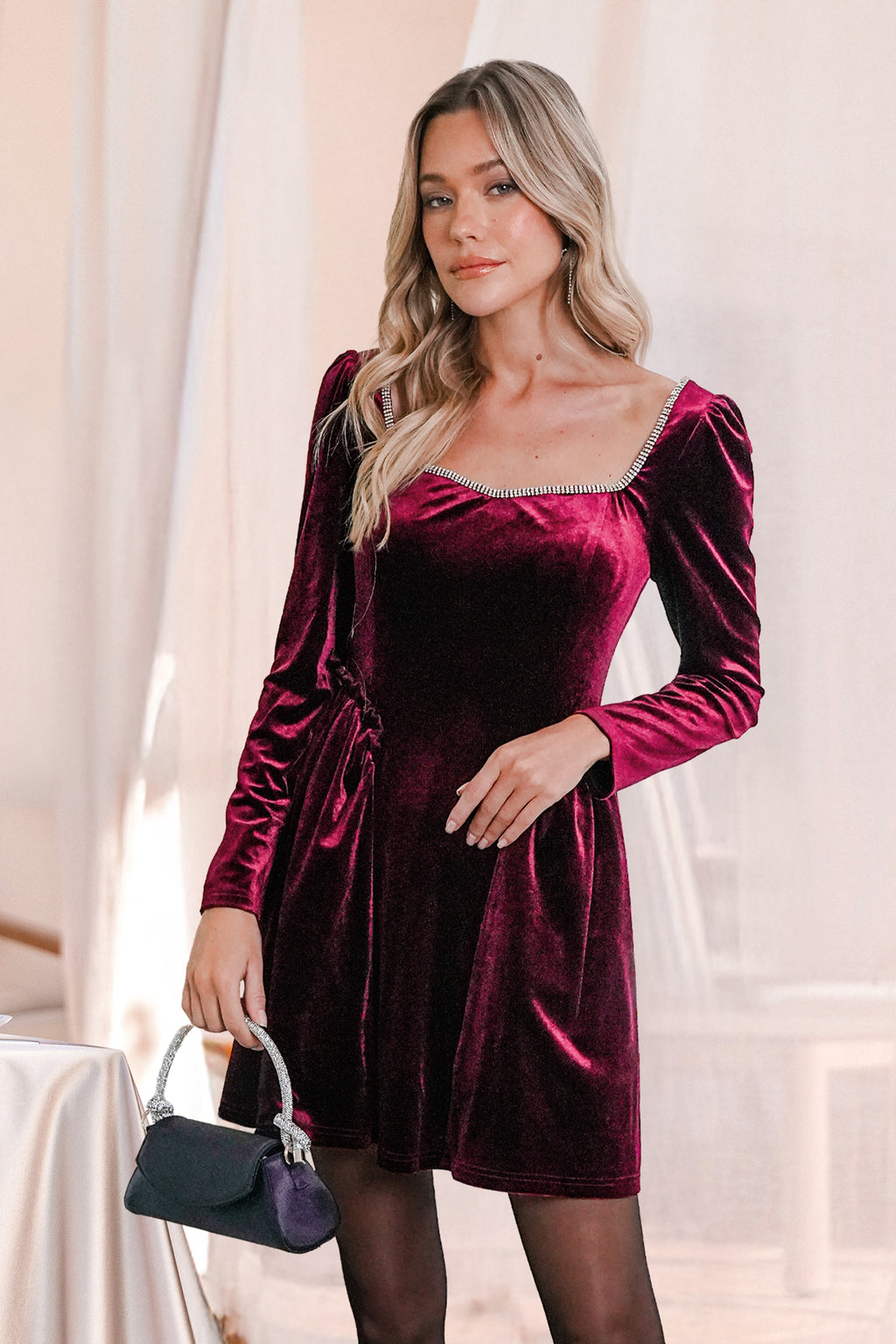 Rotes Herz­ausschnitt Mini-Samtkleid