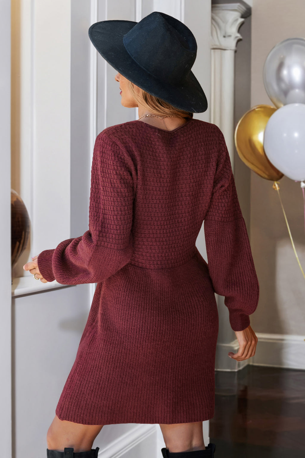 Rotes Strickkleid mit V-Ausschnitt und Gigot-Ärmeln